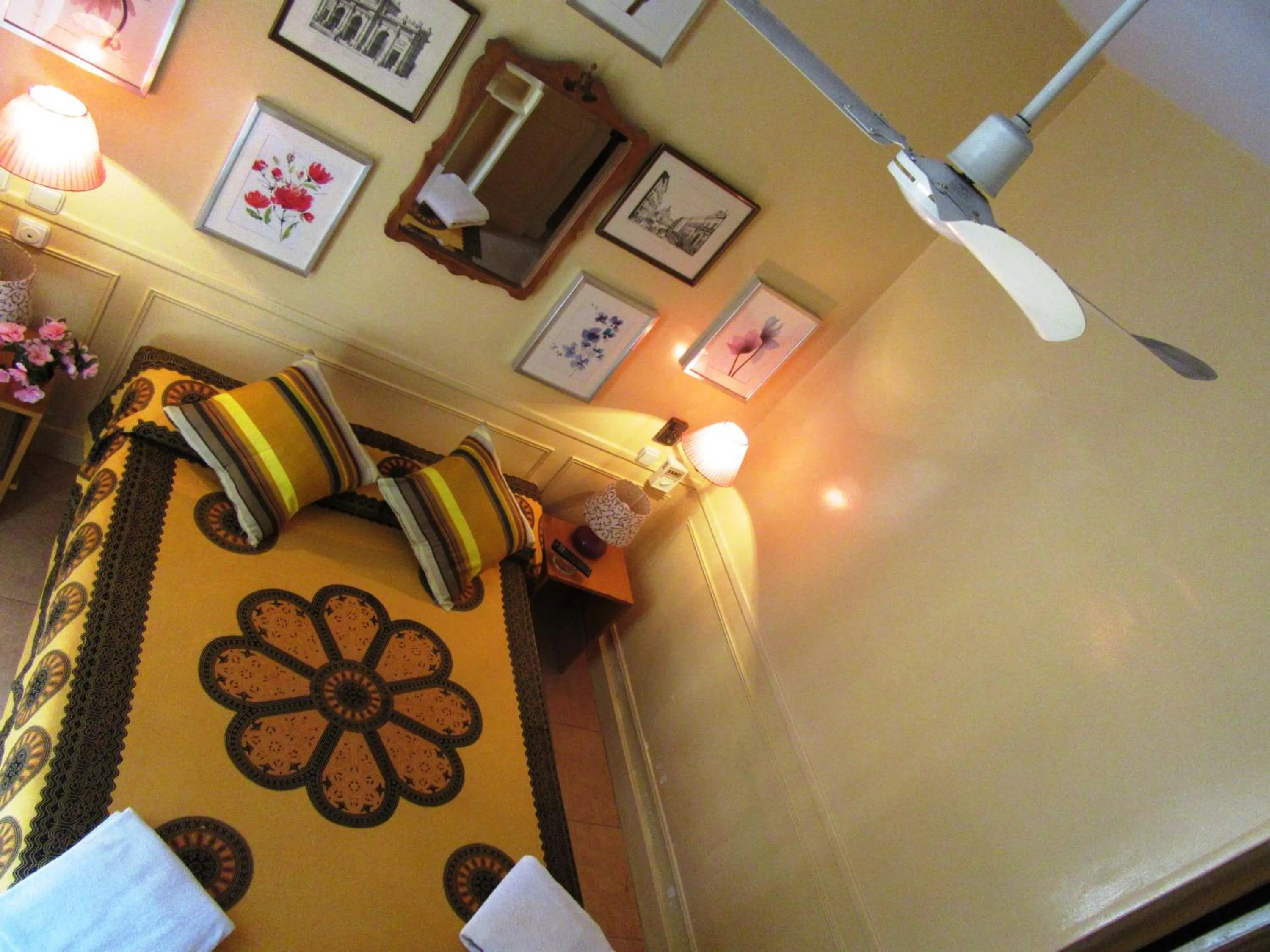 Photo of the whole room, Bed in Hostal La Fontana