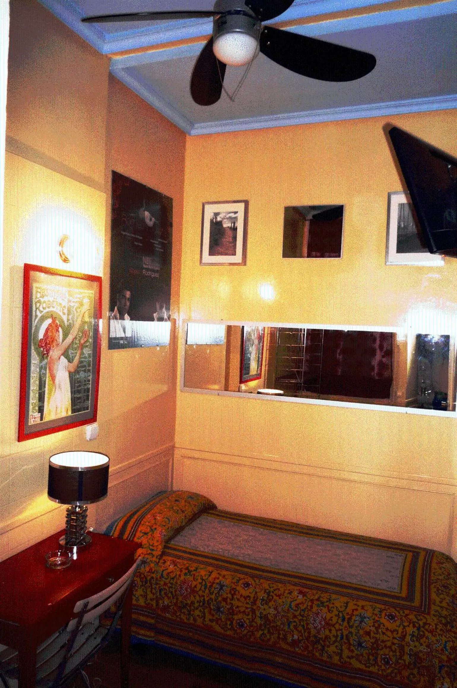 Photo of the whole room in Hostal La Fontana