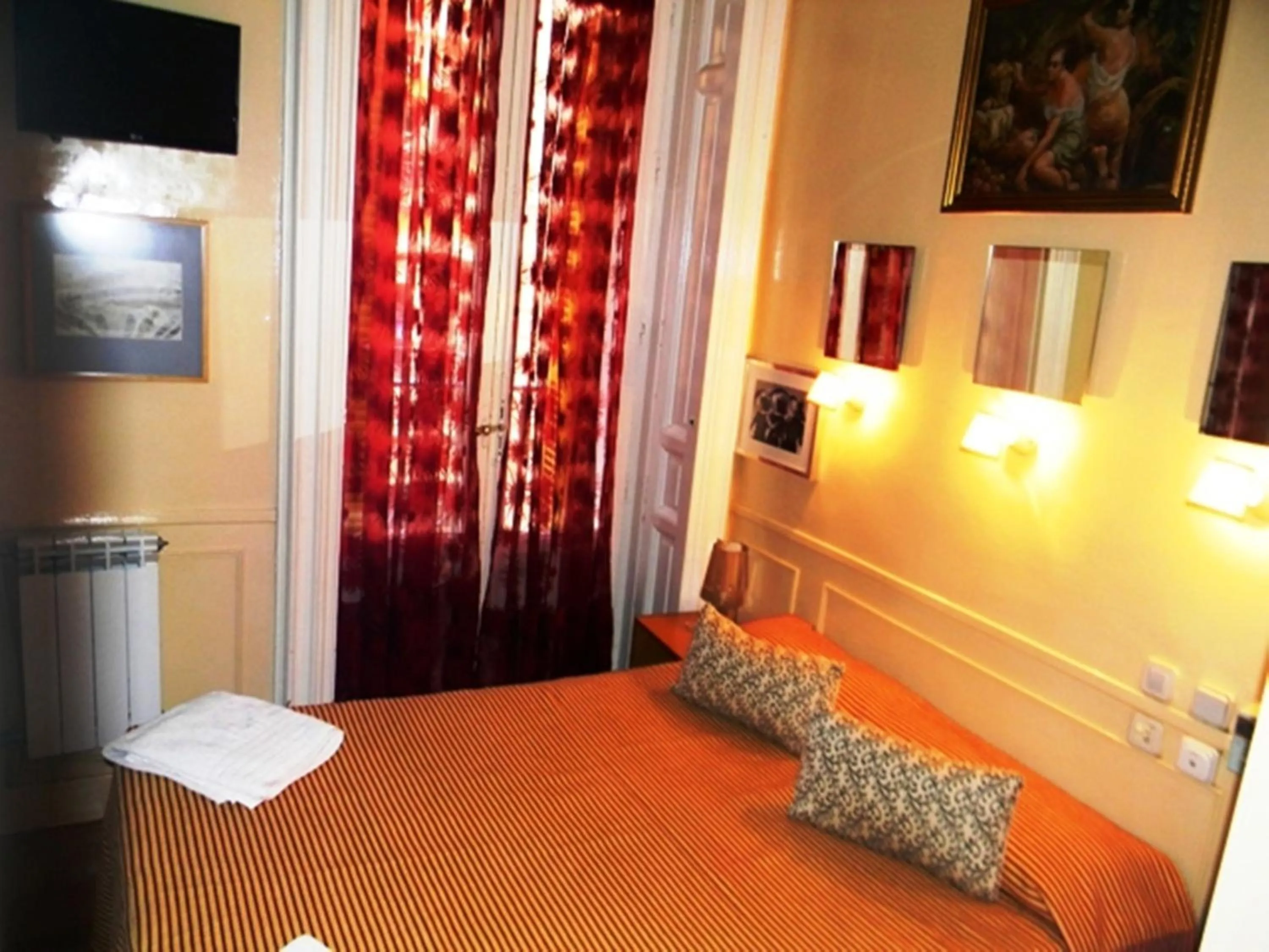 Photo of the whole room, Bed in Hostal La Fontana