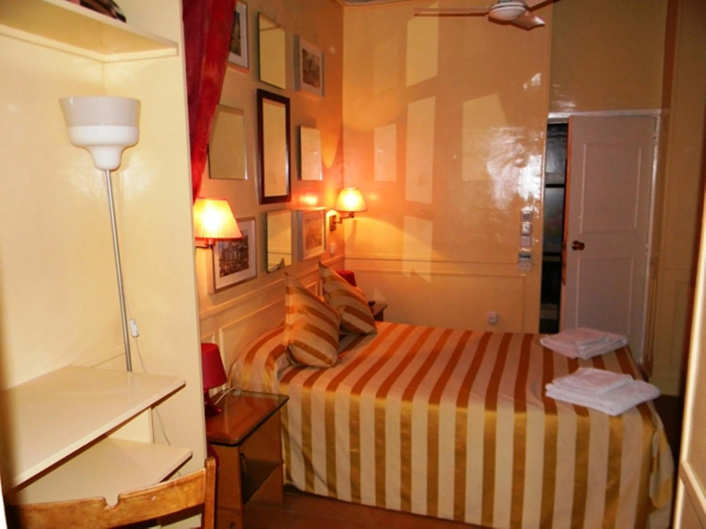 Photo of the whole room, Bed in Hostal La Fontana