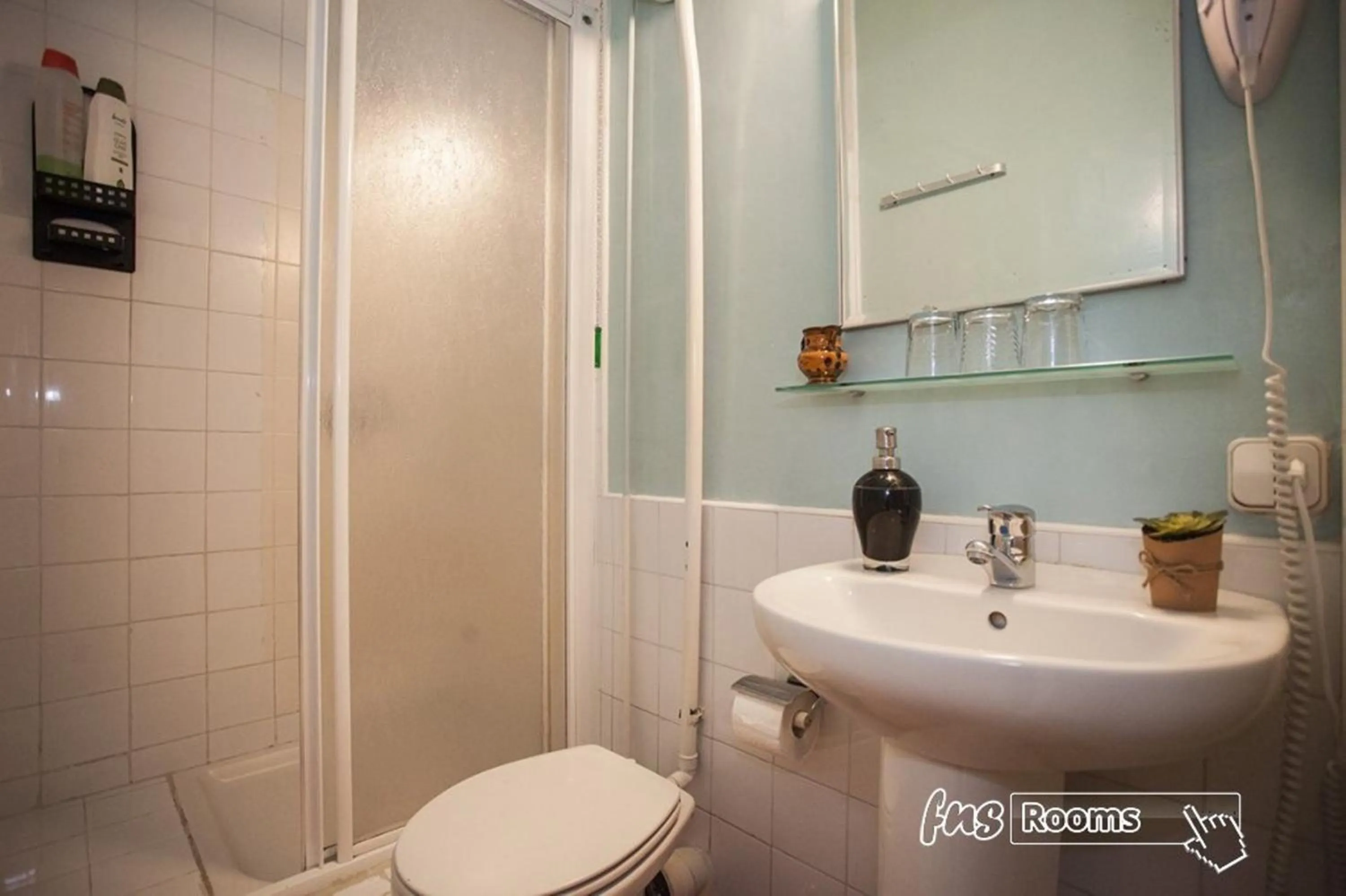 Shower in Hostal La Fontana