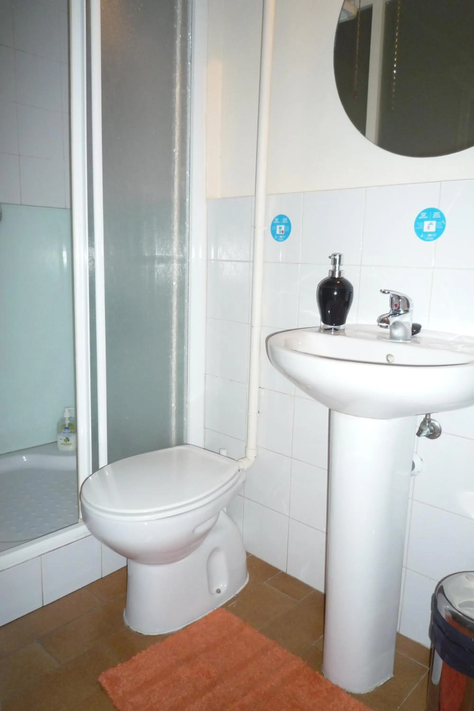 Shower in Hostal La Fontana