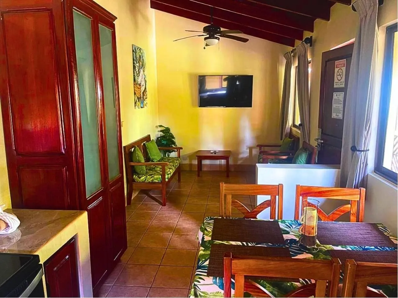 Communal lounge/ TV room in La Foresta Nature Resort