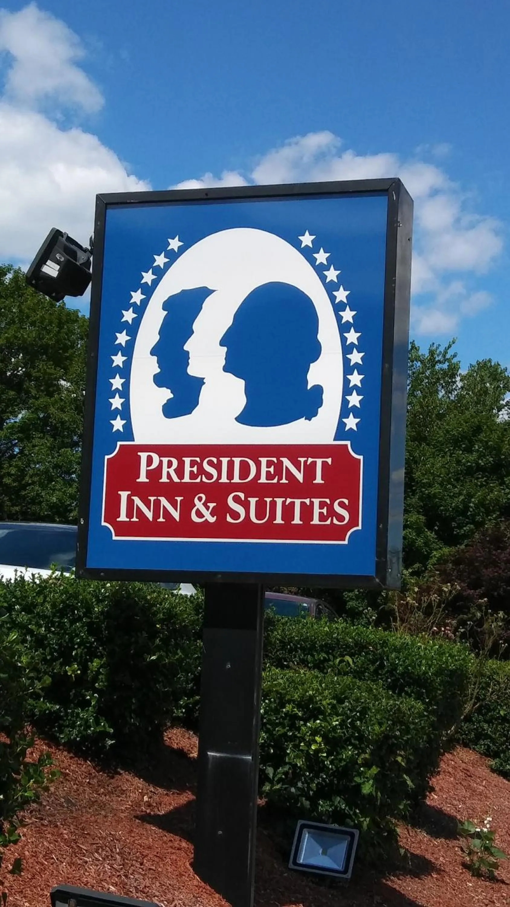 Property Logo/Sign in President Inn & Suites