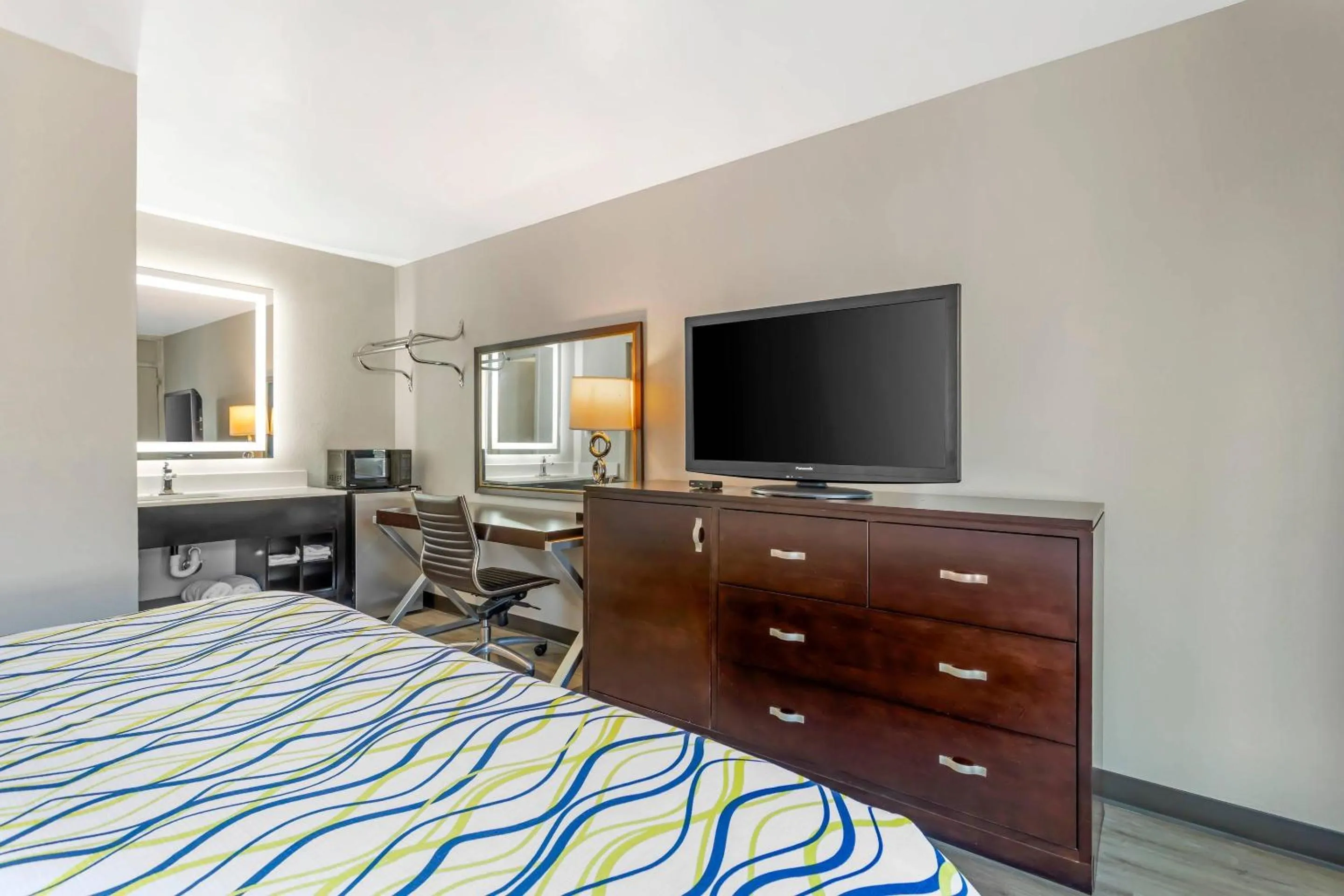 Bedroom, Bed in Rodeway Inn Orange Park - Jacksonville near Naval Air Station