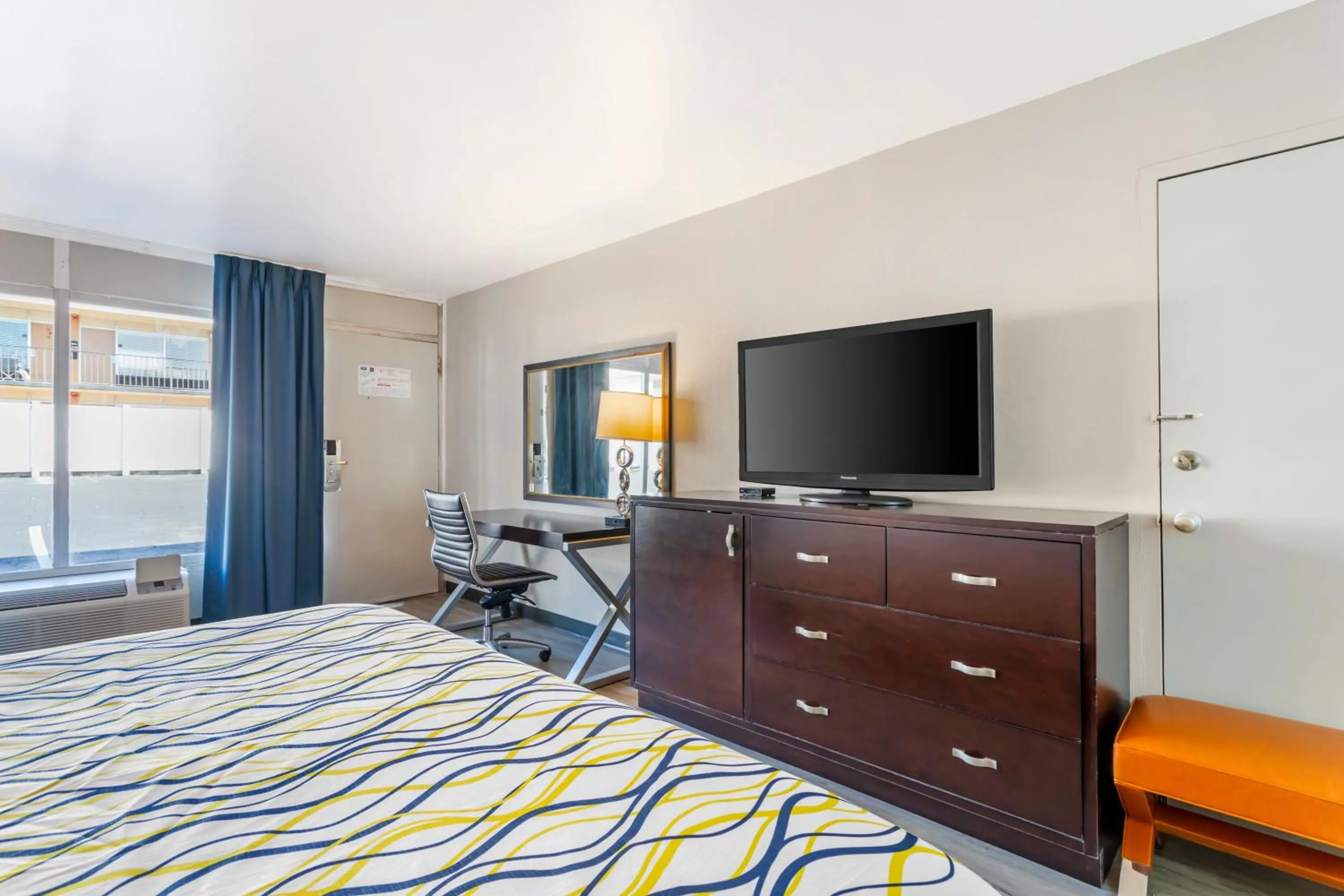TV and multimedia, Bed in Rodeway Inn Orange Park - Jacksonville near Naval Air Station