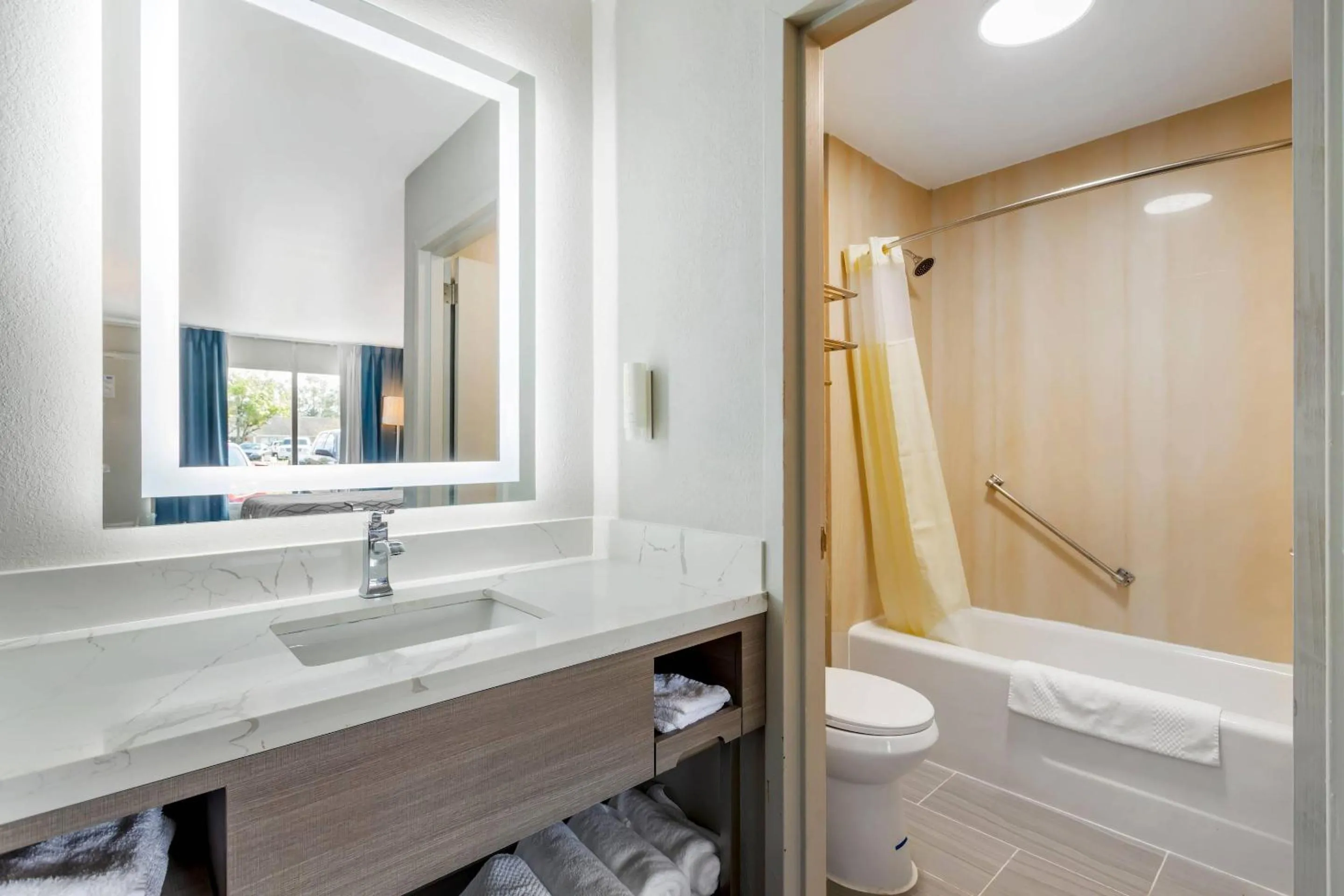 Bedroom in Rodeway Inn Orange Park - Jacksonville near Naval Air Station