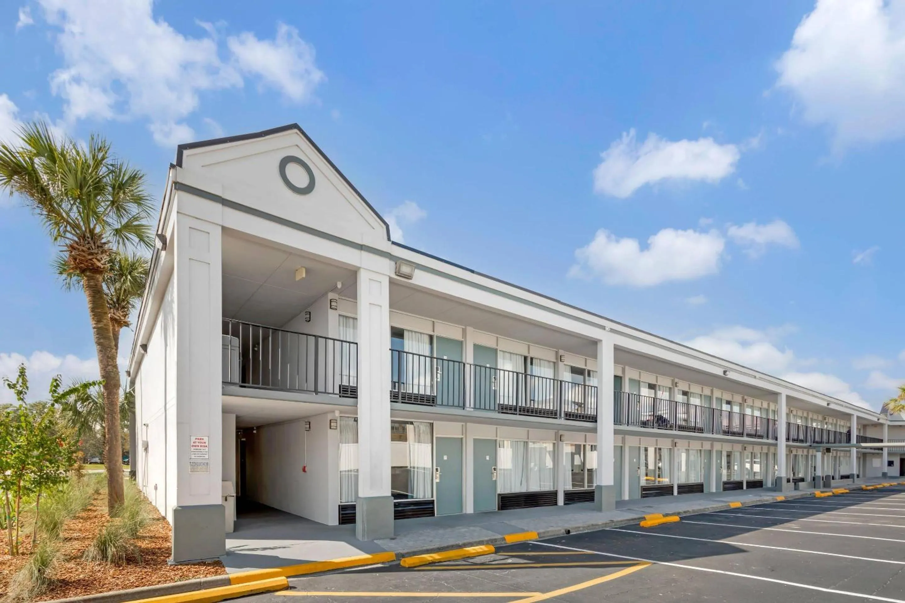Property building in Rodeway Inn Orange Park - Jacksonville near Naval Air Station