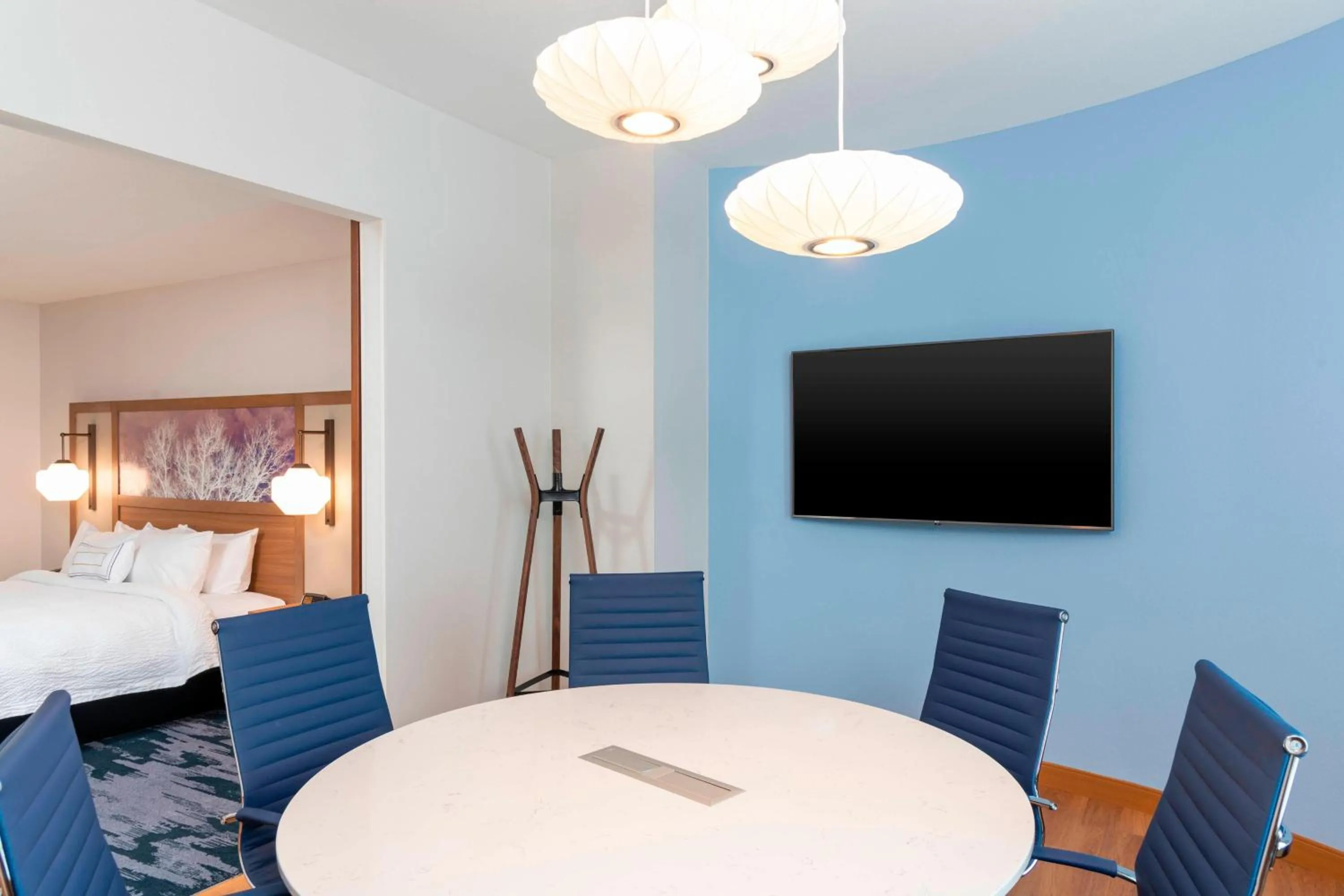 Photo of the whole room, Bed in Fairfield Inn & Suites by Marriott Fair Oaks Farms