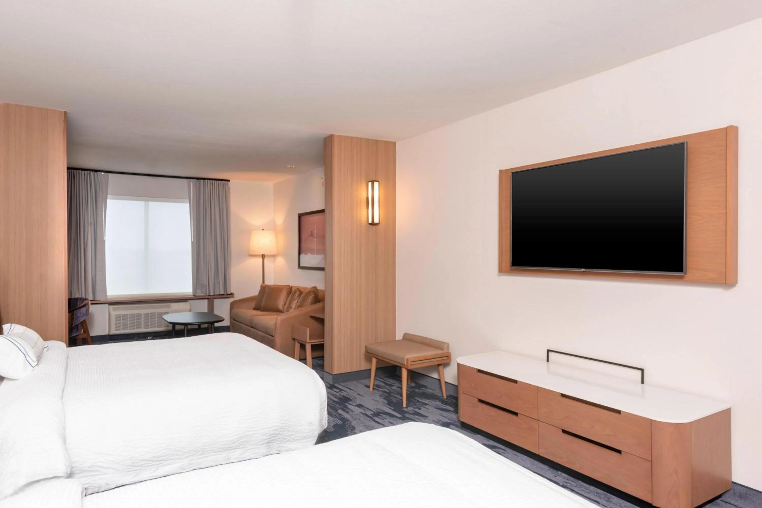 Photo of the whole room, Bed in Fairfield Inn & Suites by Marriott Fair Oaks Farms