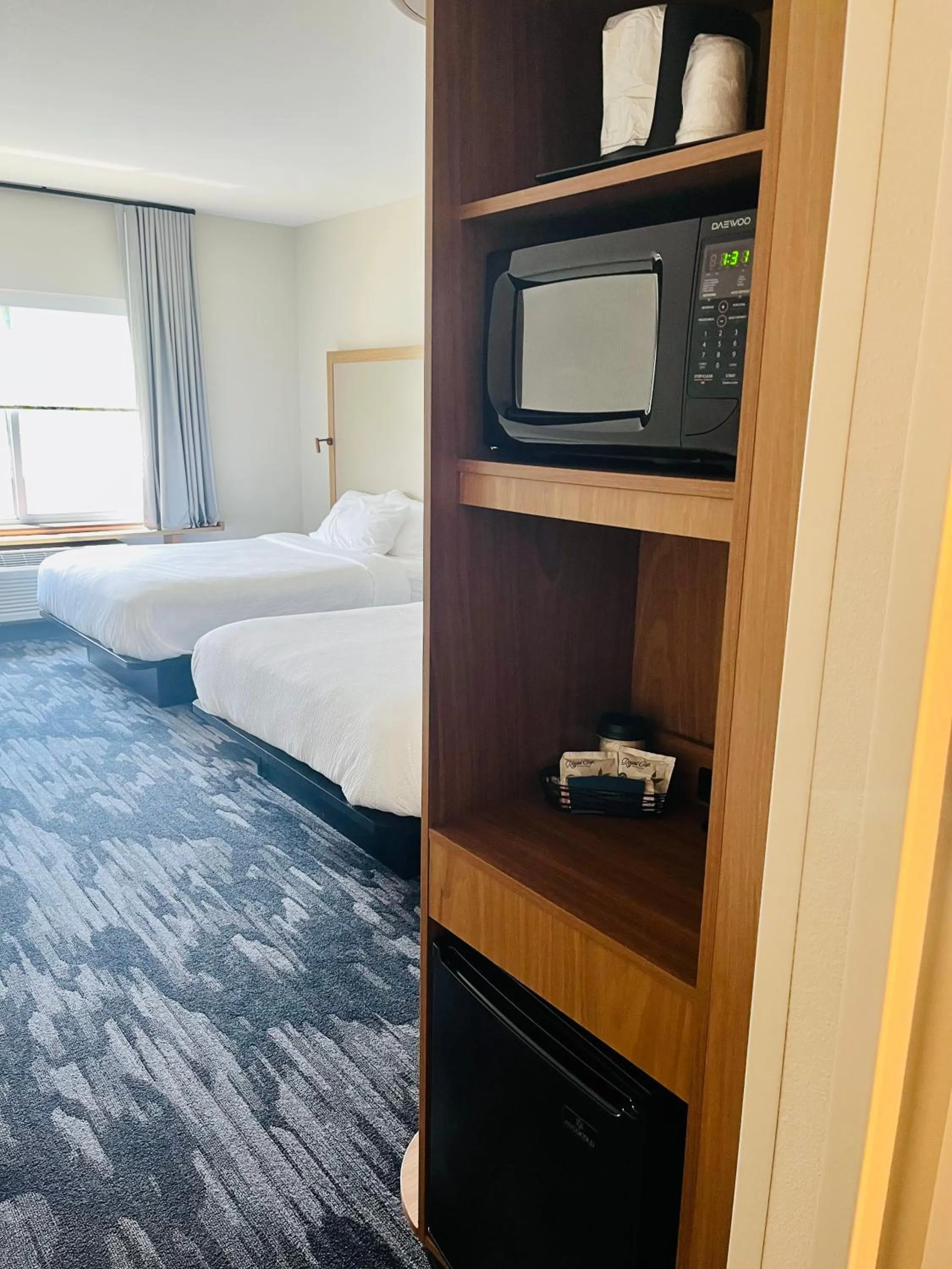 minibar, Bed in Fairfield Inn & Suites by Marriott Staunton