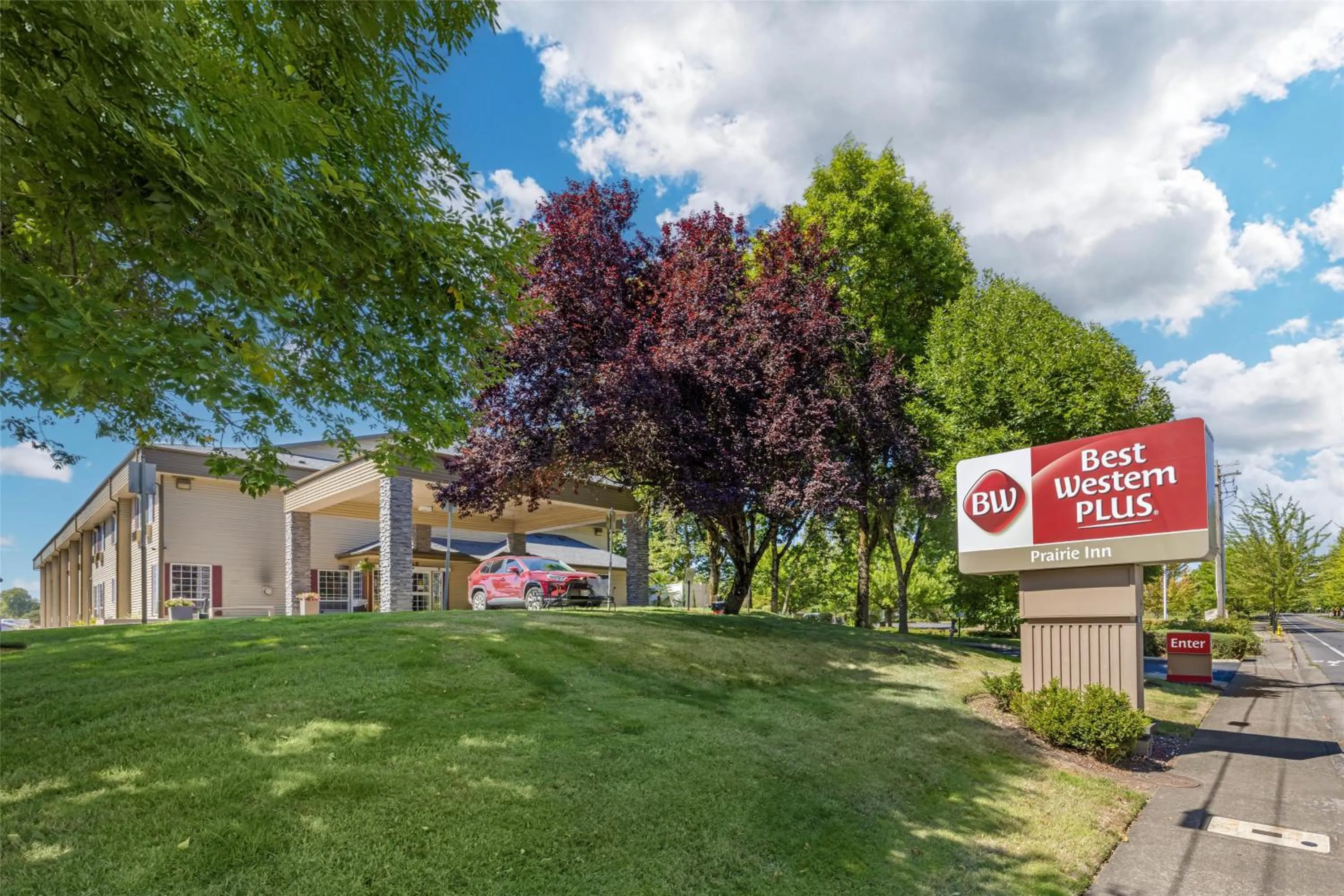 Property building in Best Western Plus Prairie Inn