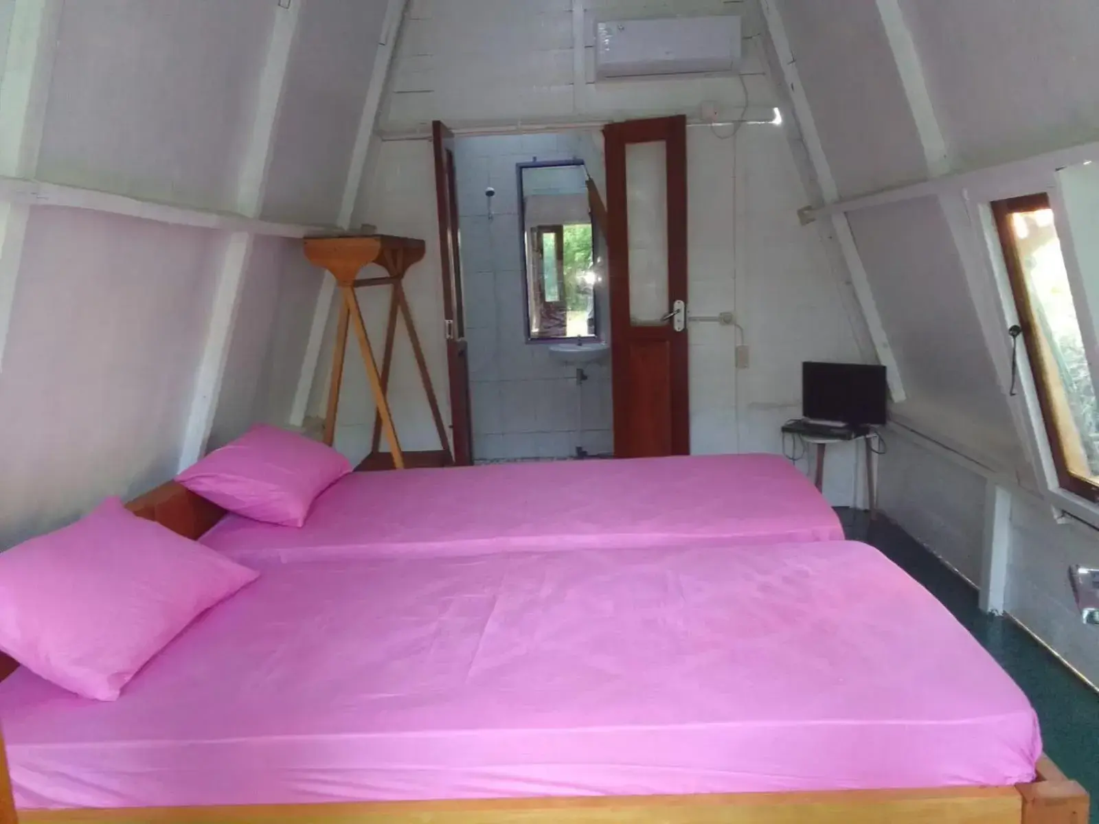 Twin Room with View in Tanjong Tinggi Cottage Twin Room with View in Tanjong Tinggi Cottage