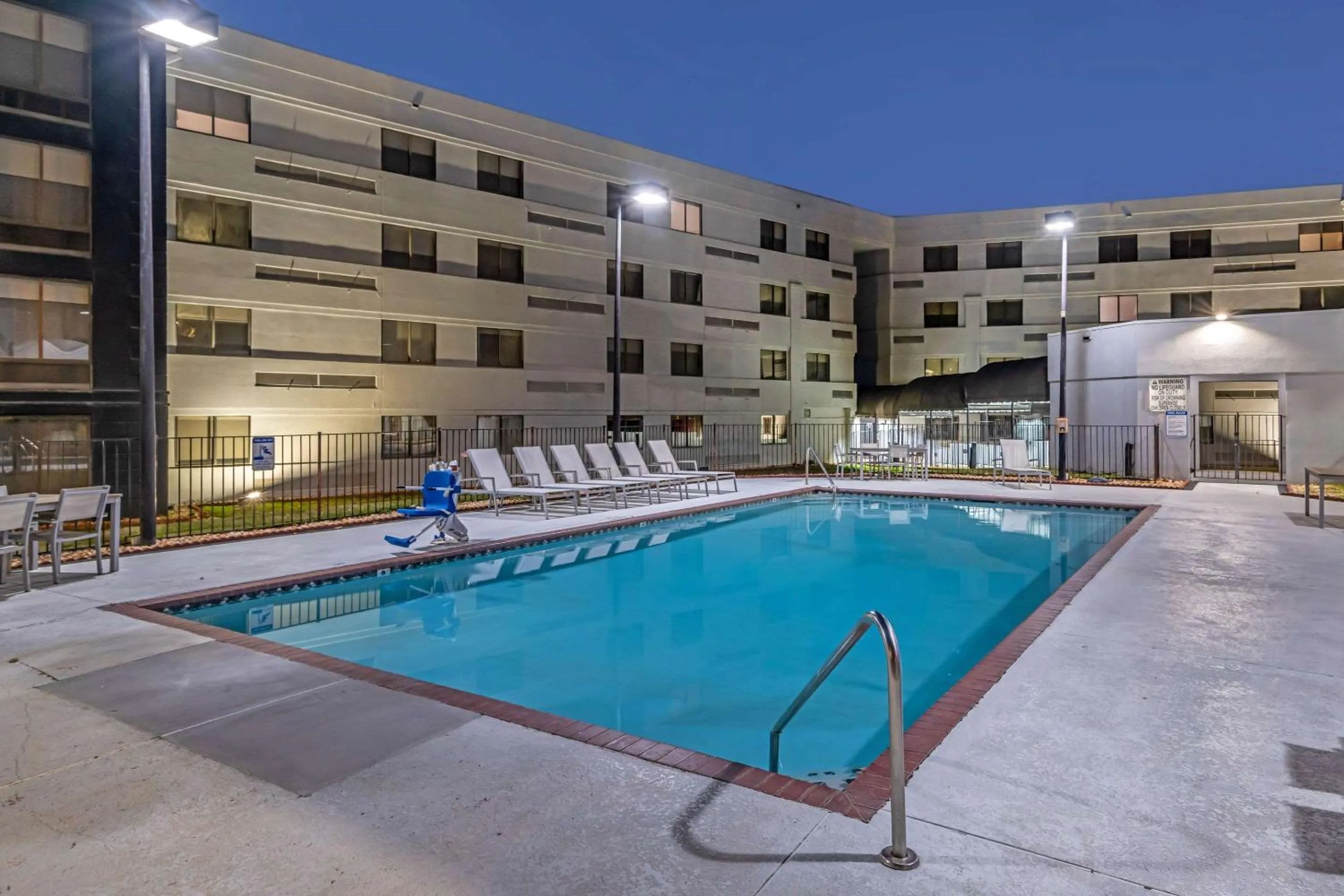 Swimming pool in Country Inn & Suites by Radisson, Atlanta Airport South, GA
