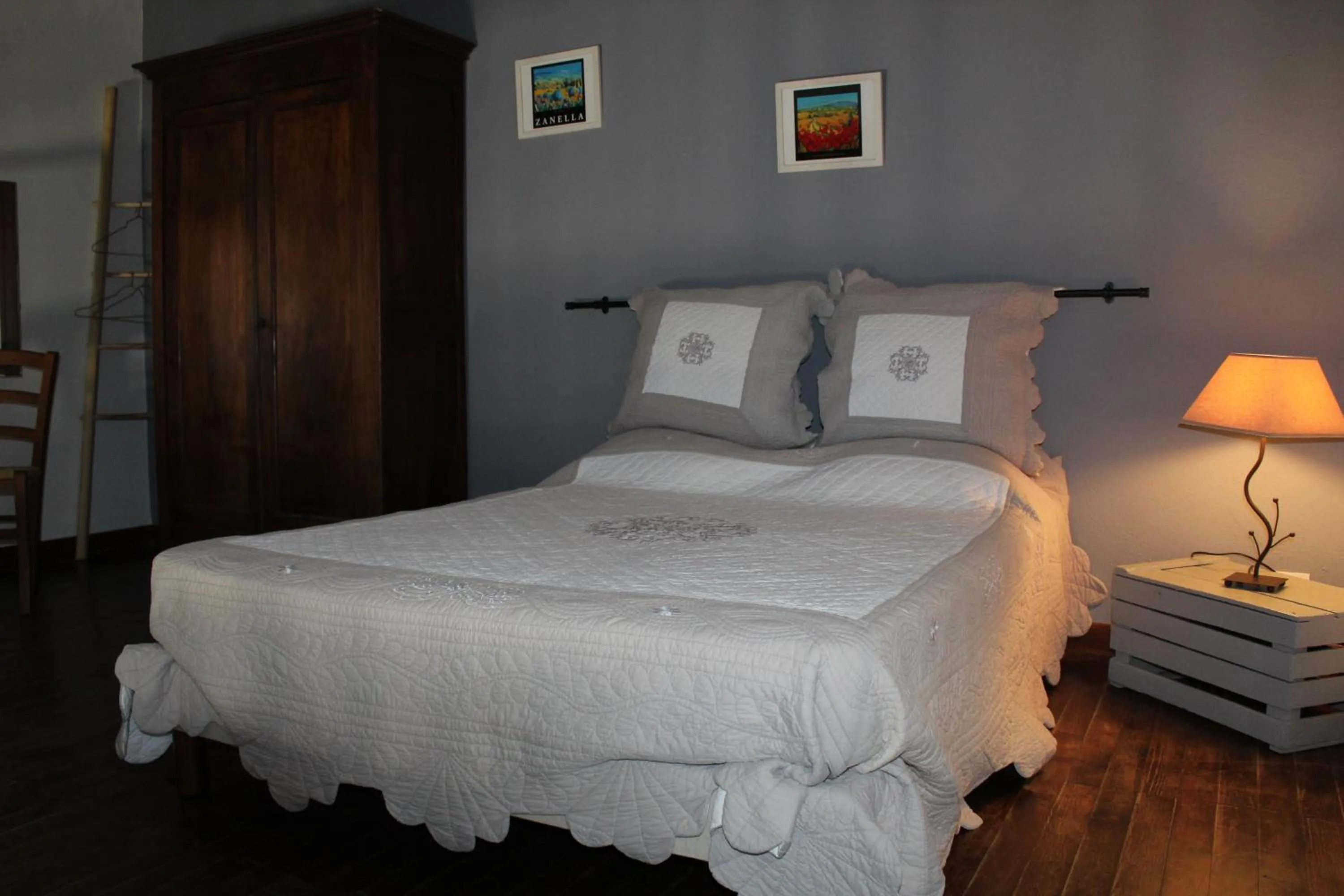 Photo of the whole room, Bed in Les Logis de Paban