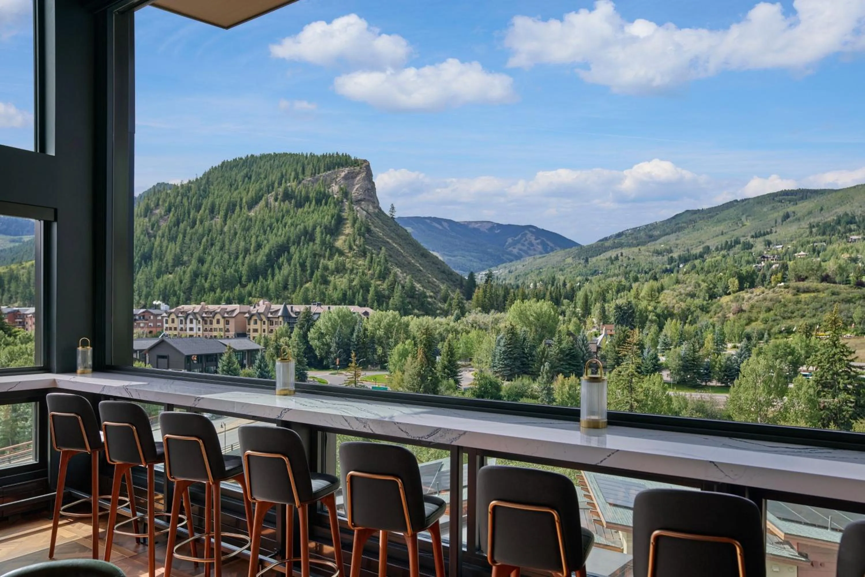 Lounge or bar in The Westin Riverfront Resort & Spa, Avon, Vail Valley
