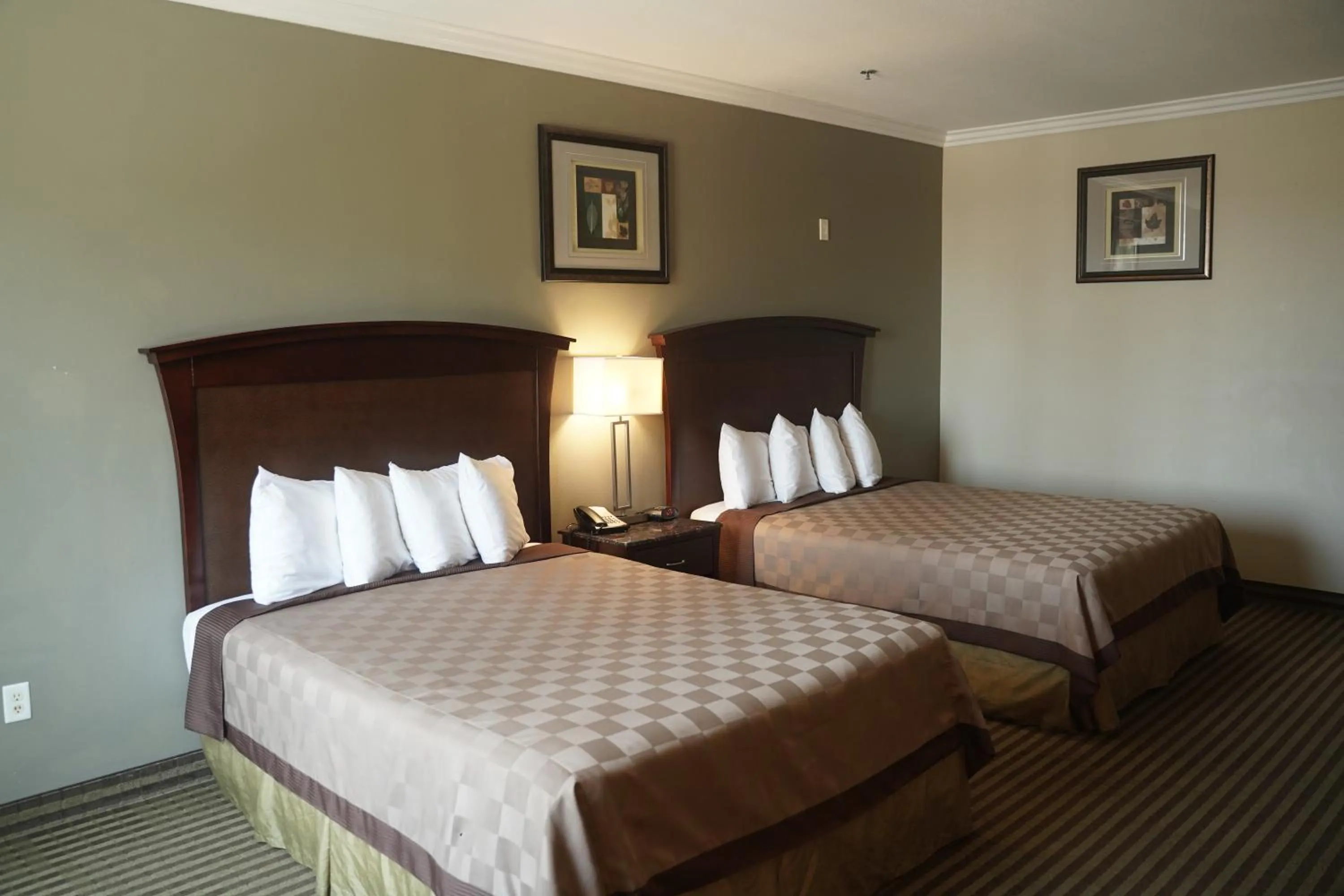 Bed in Harbor Inn & Suites