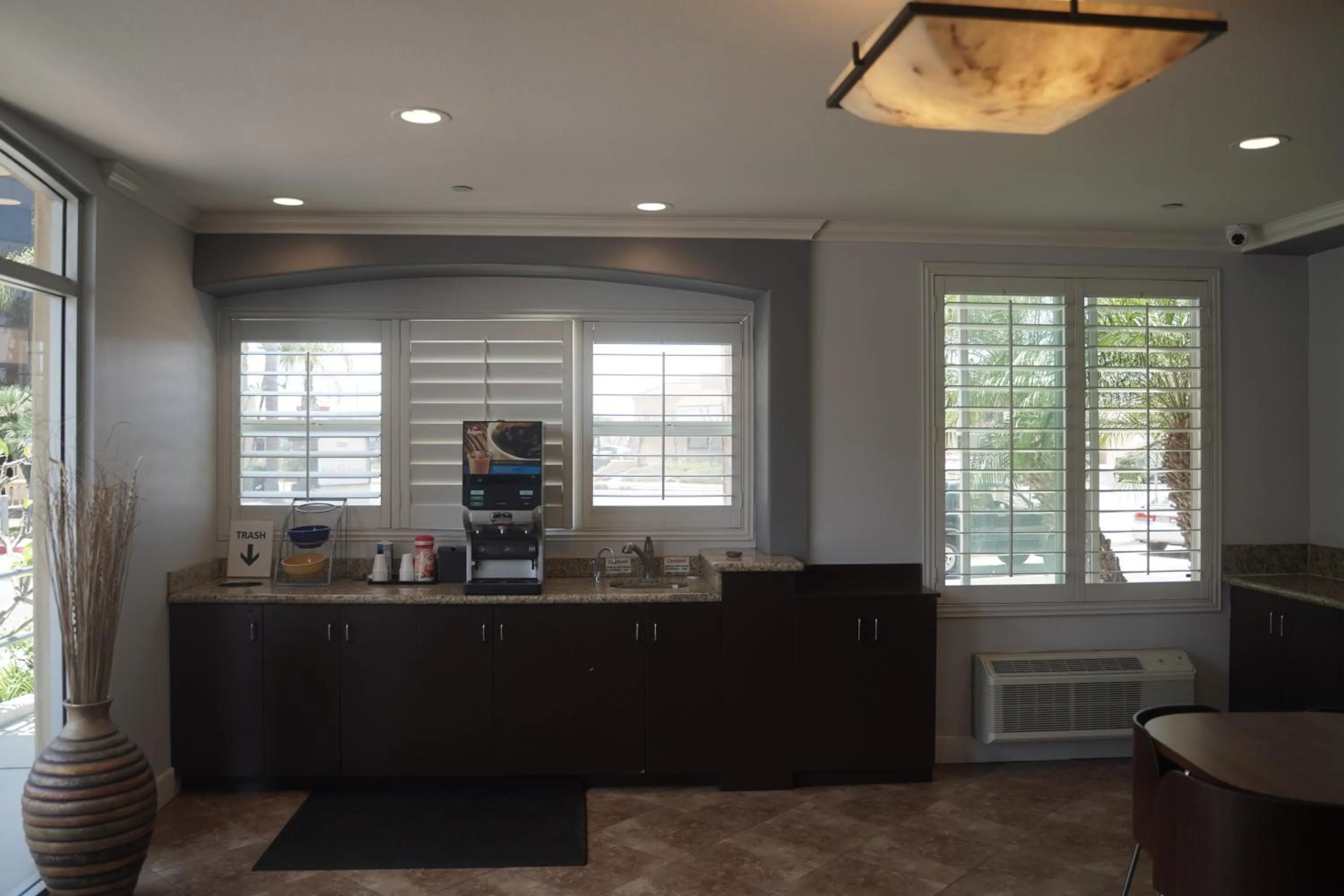 Coffee/tea facilities in Harbor Inn & Suites