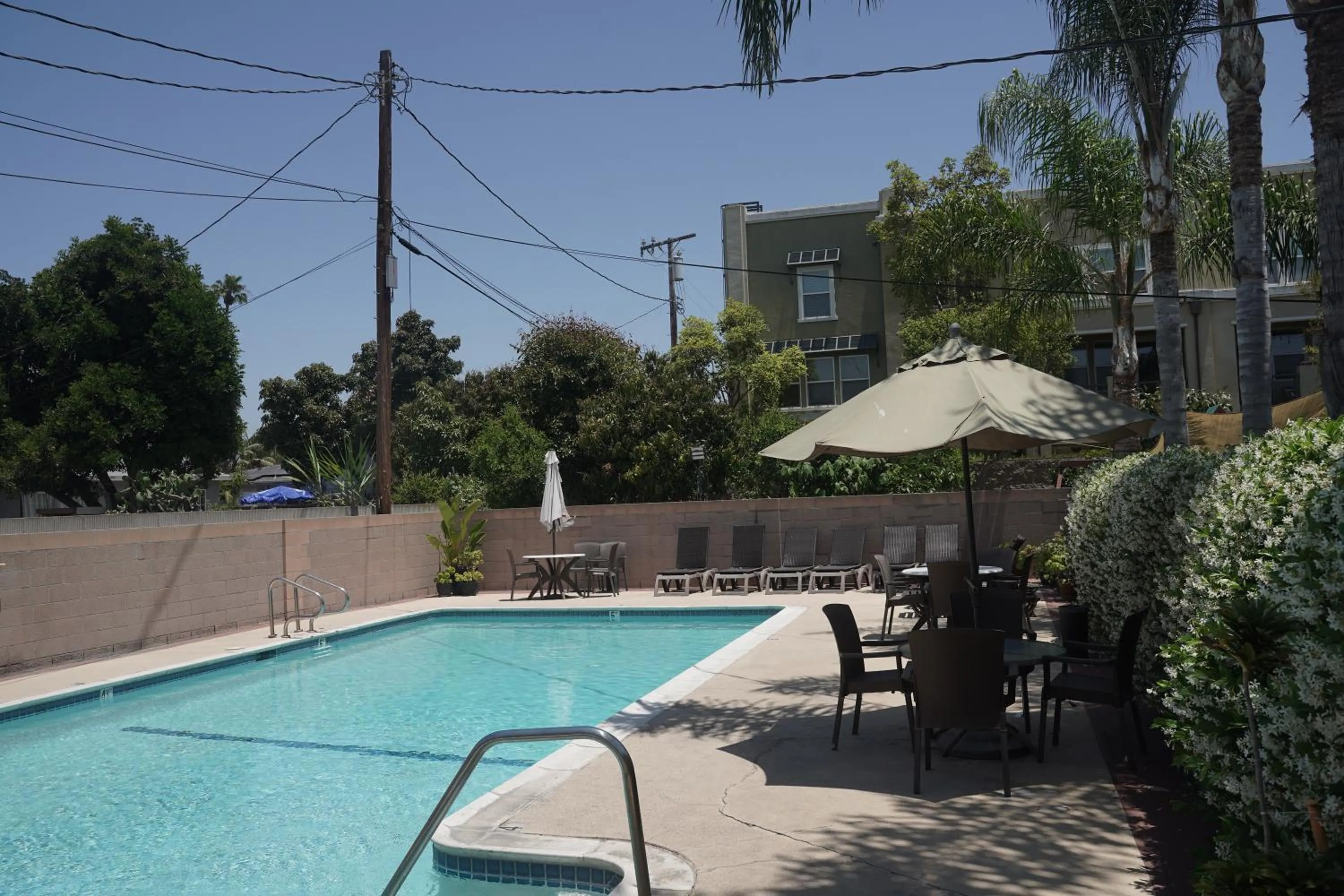 Swimming pool in Harbor Inn & Suites