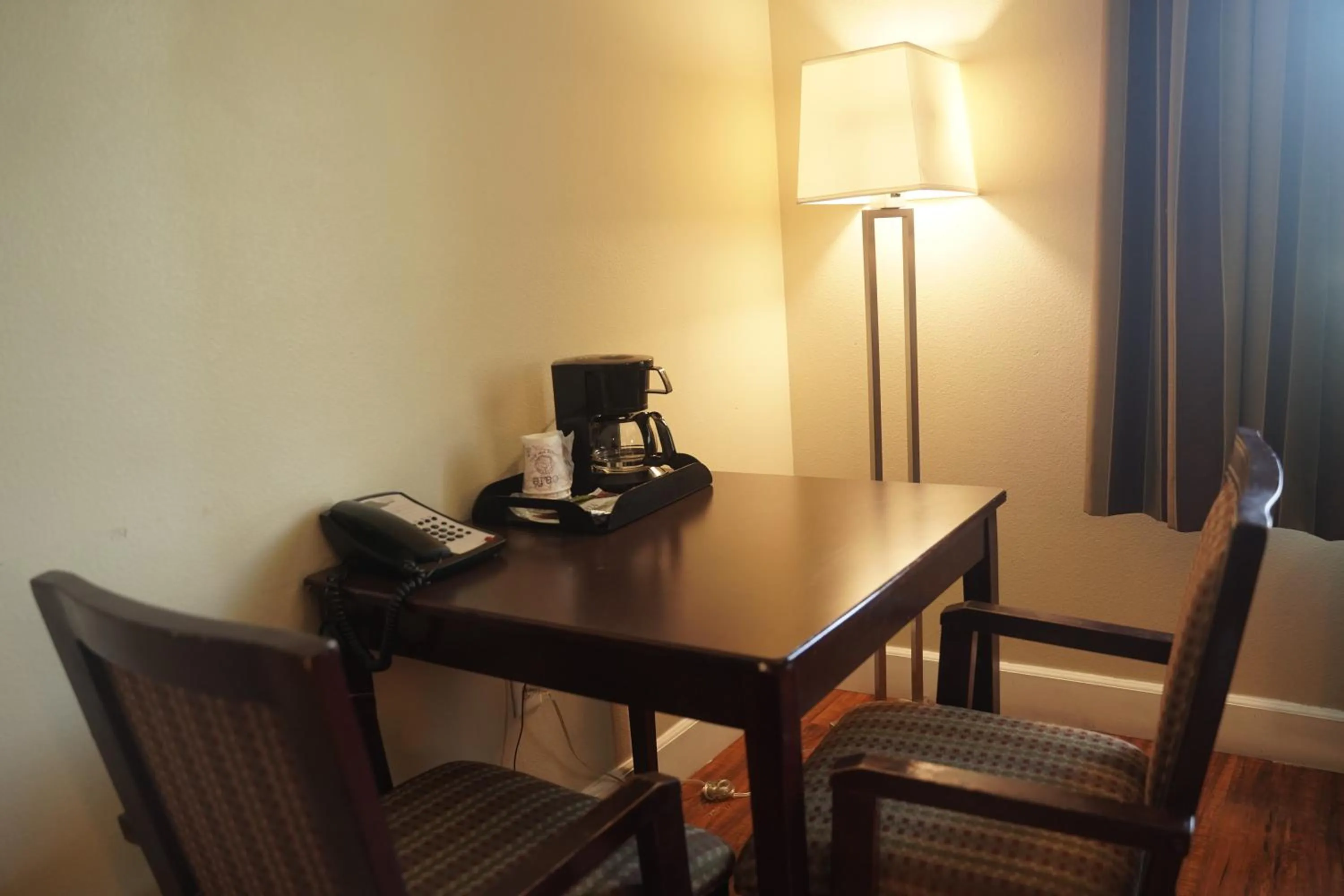 Coffee/tea facilities in Harbor Inn & Suites