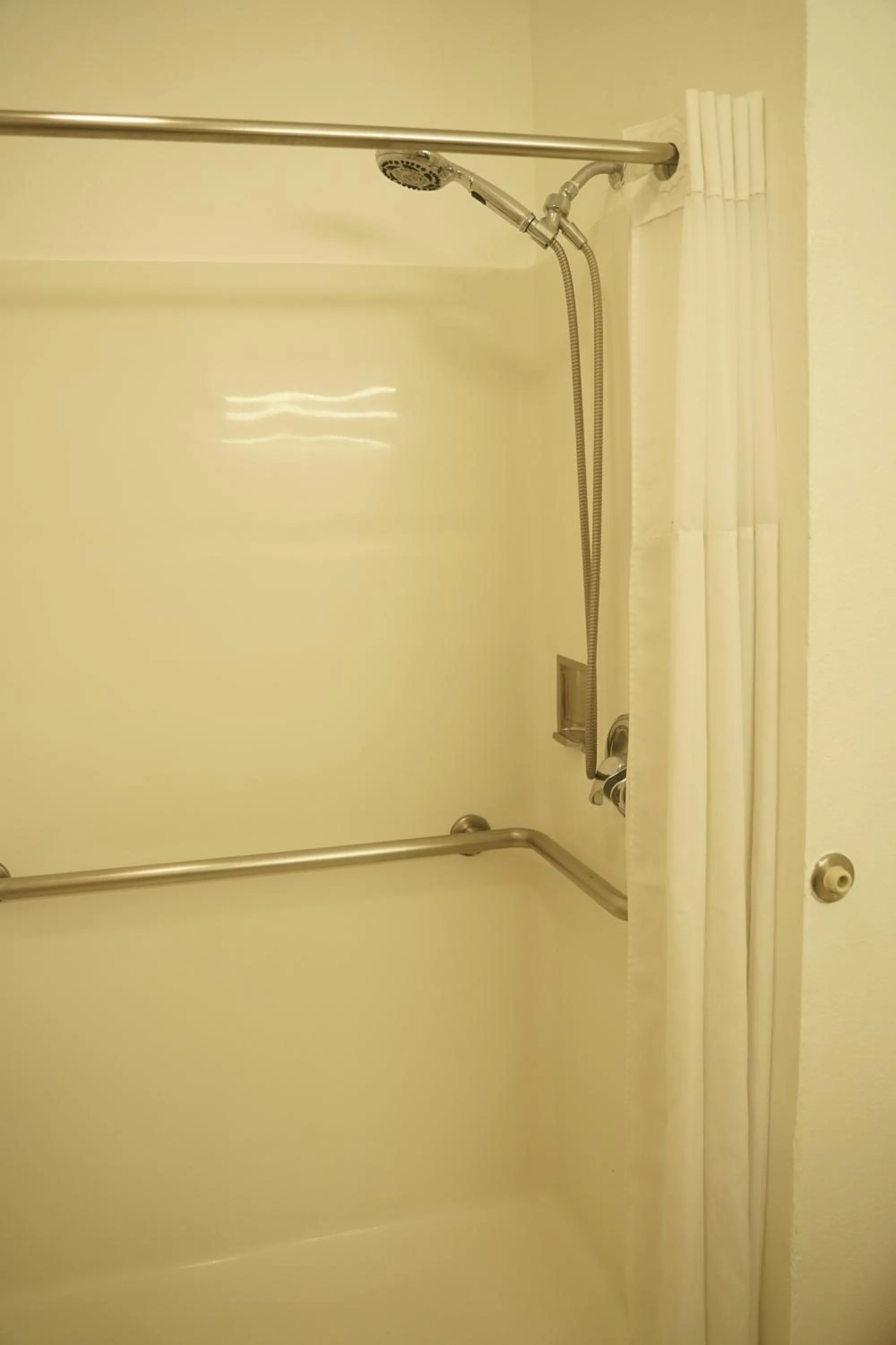 Shower in Harbor Inn & Suites