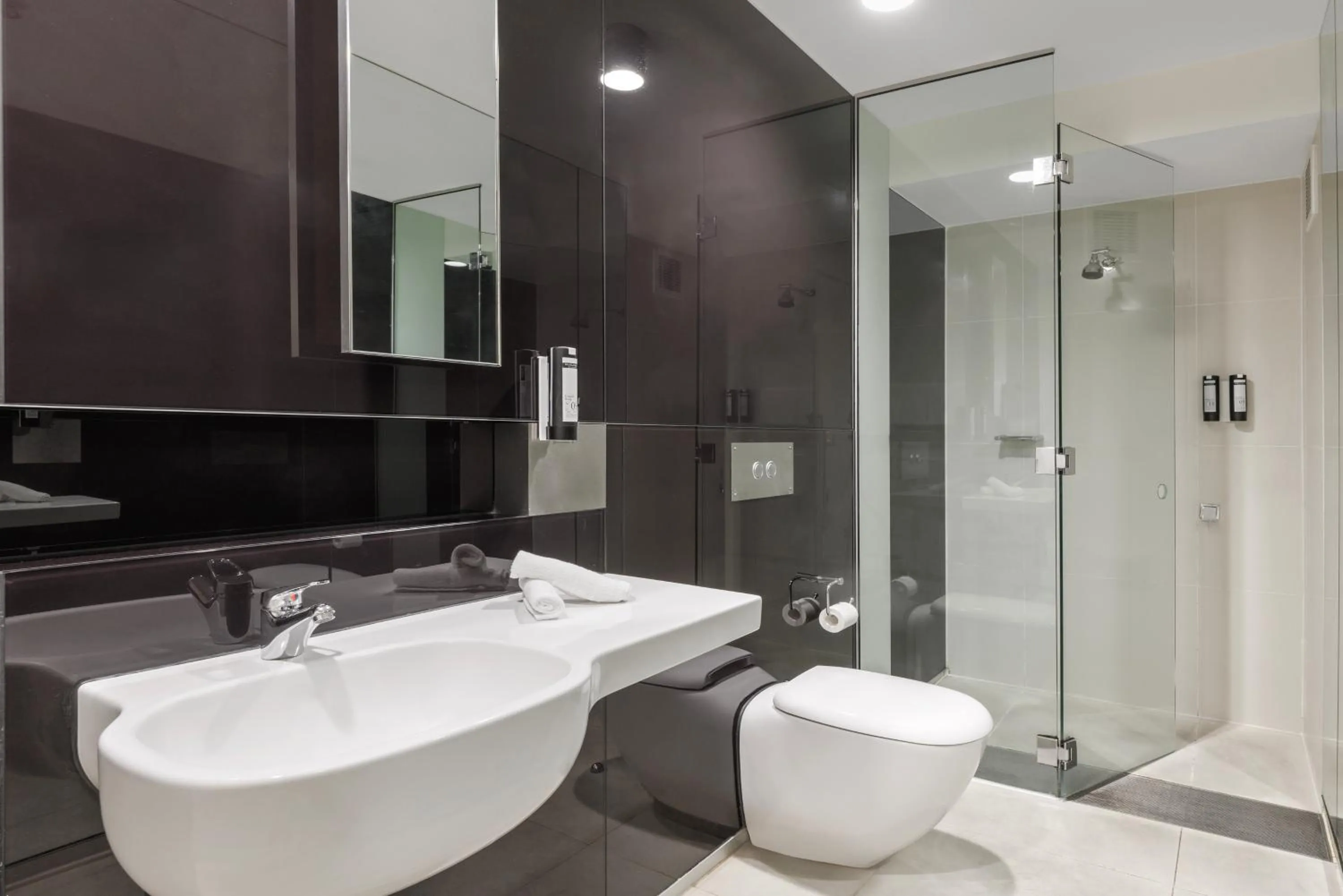 Shower in Great Southern Hotel Melbourne