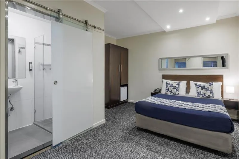 Bathroom, Bed in Great Southern Hotel Melbourne