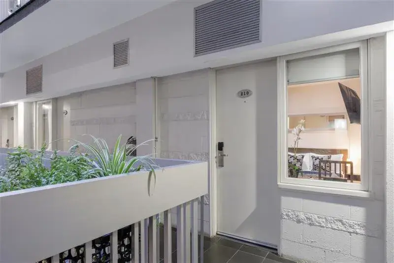 Mini Double Room in Great Southern Hotel Melbourne Mini Double Room in Great Southern Hotel Melbourne