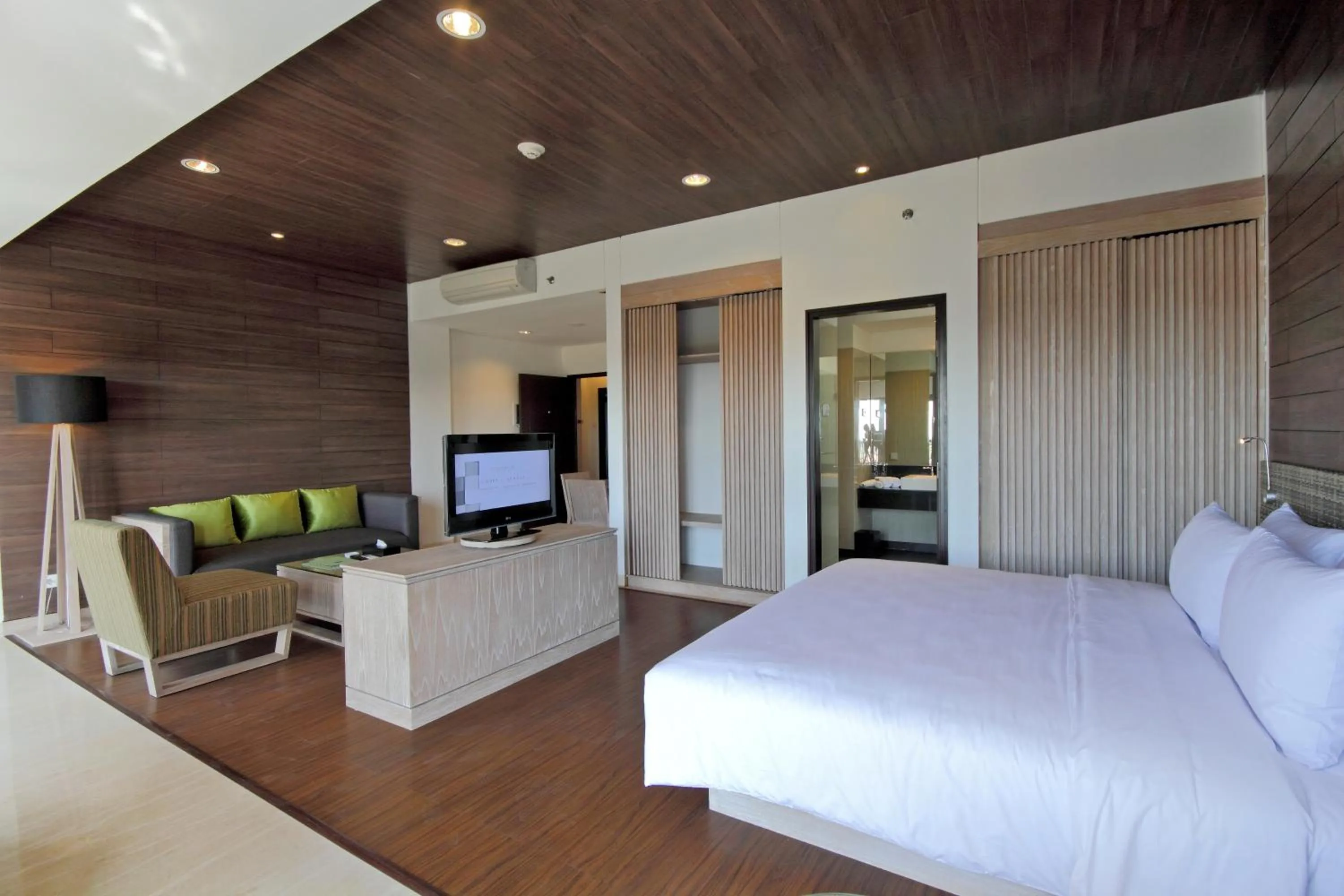 TV and multimedia, Bed in Hotel Santika Siligita Nusa Dua