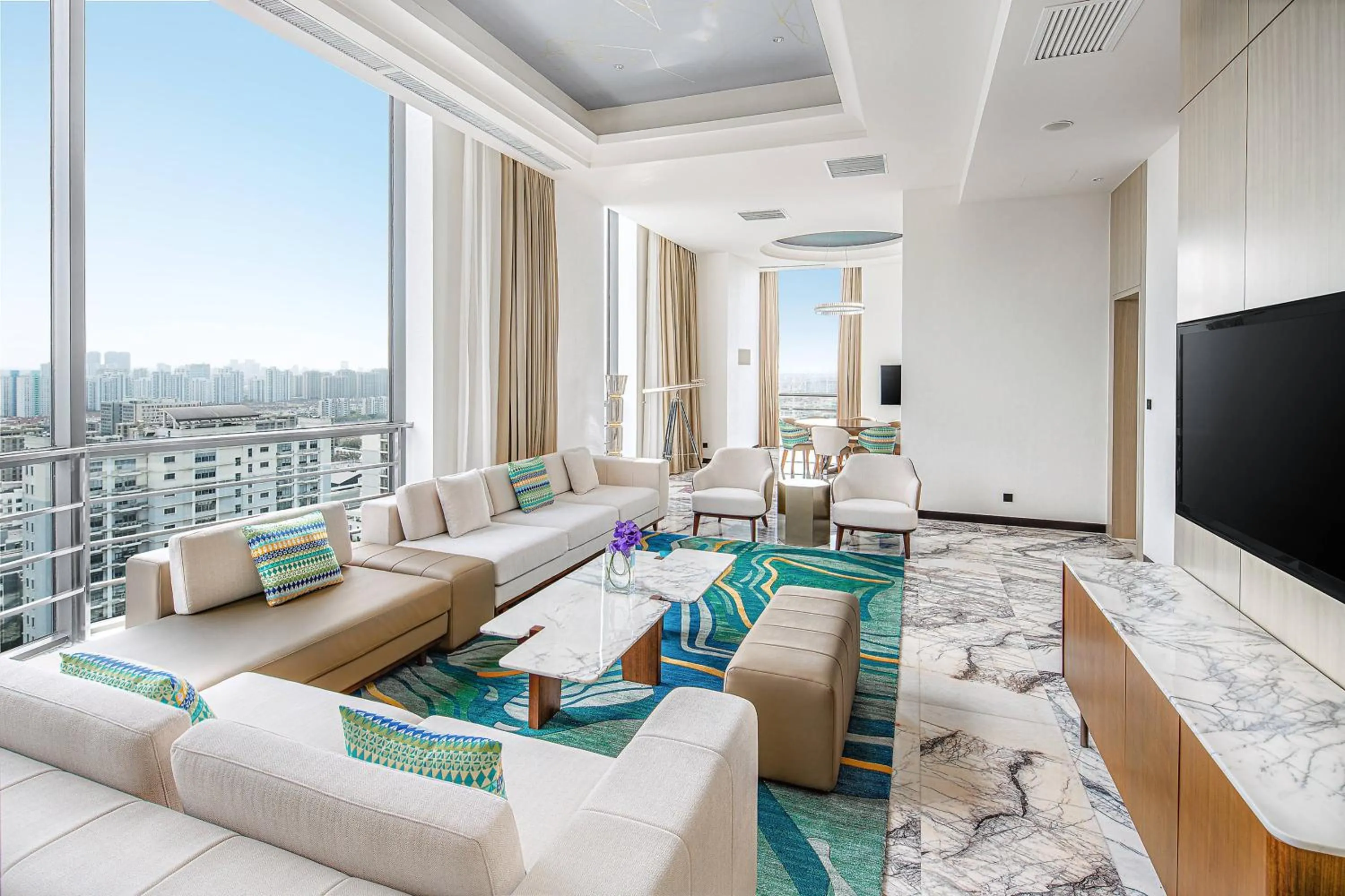 Living room in Renaissance Shanghai Caohejing Hotel