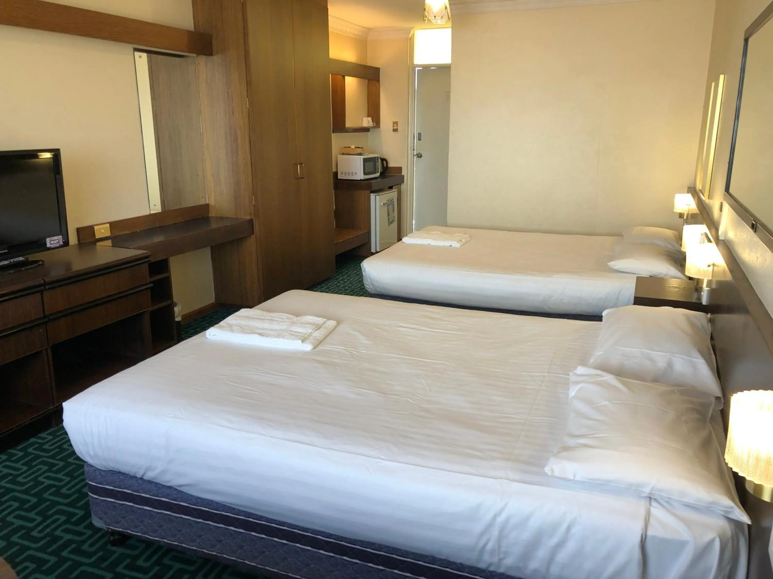 Photo of the whole room, Bed in Canberra Lyneham Motor Inn