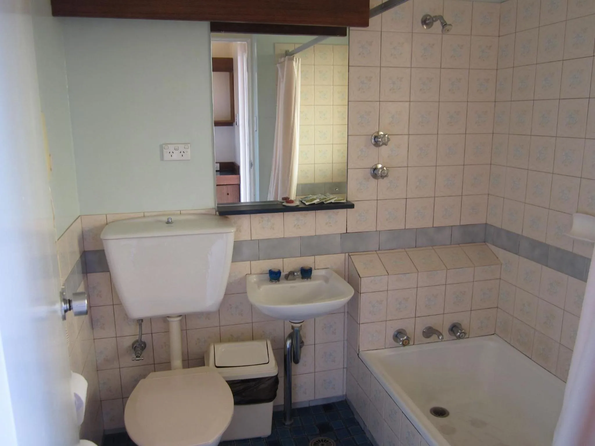 Bathroom in Canberra Lyneham Motor Inn