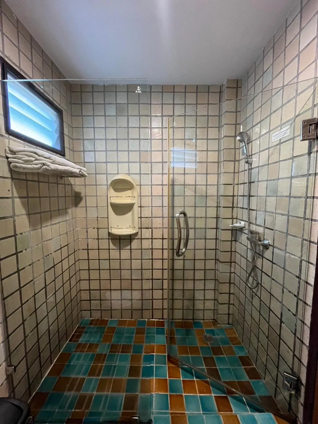 Shower in Sripat Guesthouse SHA Extra Plus