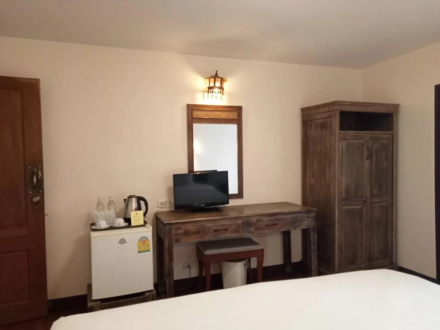 wardrobe, Bed in Sripat Guesthouse SHA Extra Plus