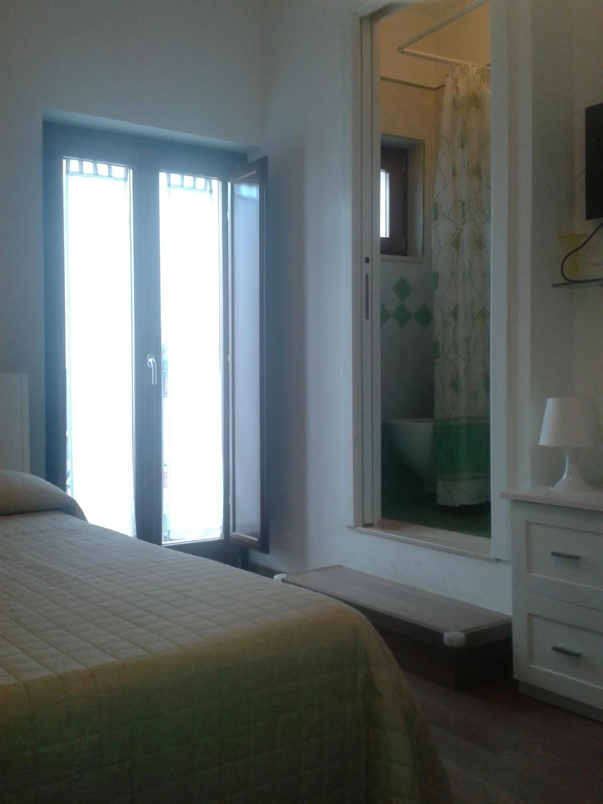 Shower, Bed in Tra le Mura