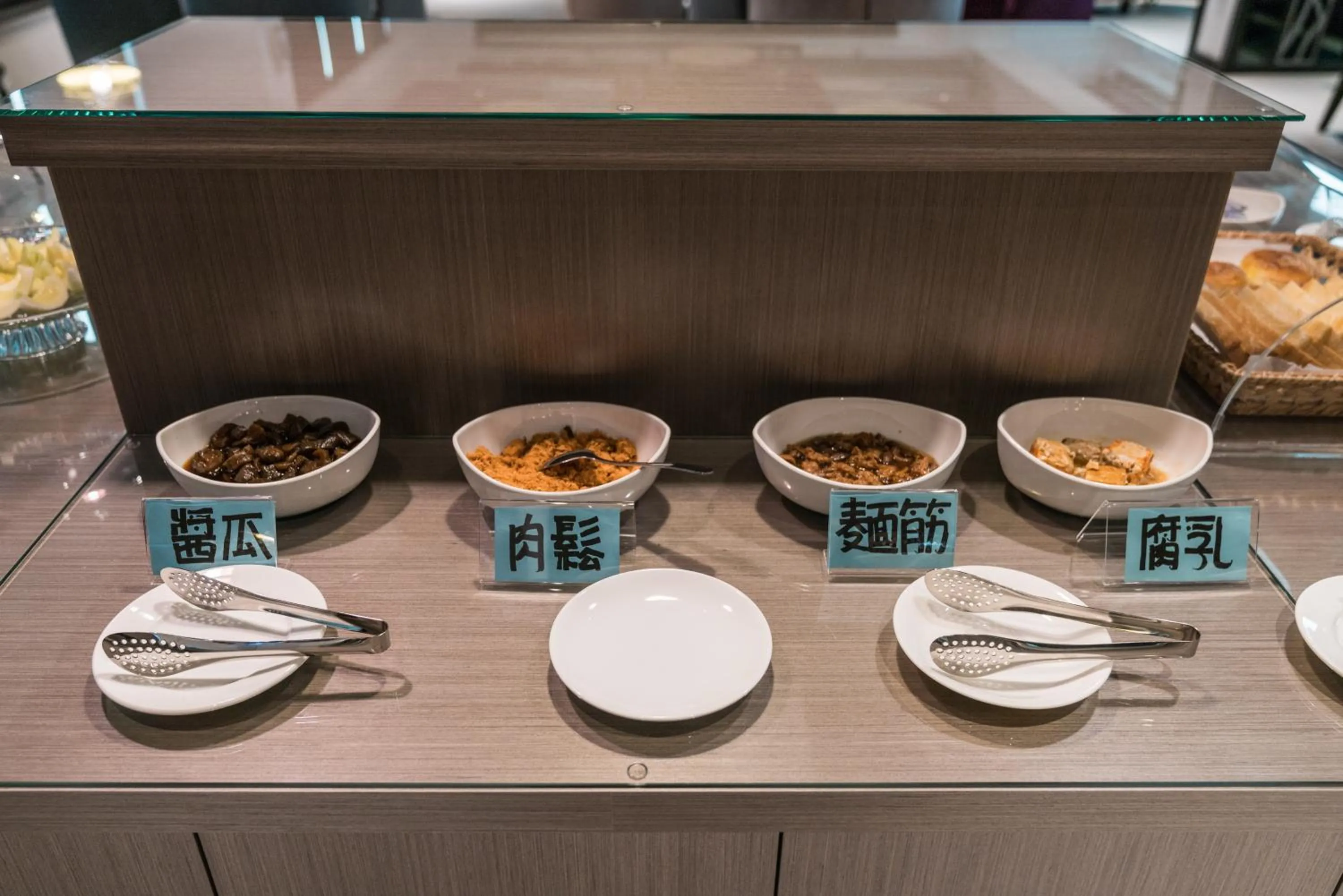 Breakfast in High Cloud Motel