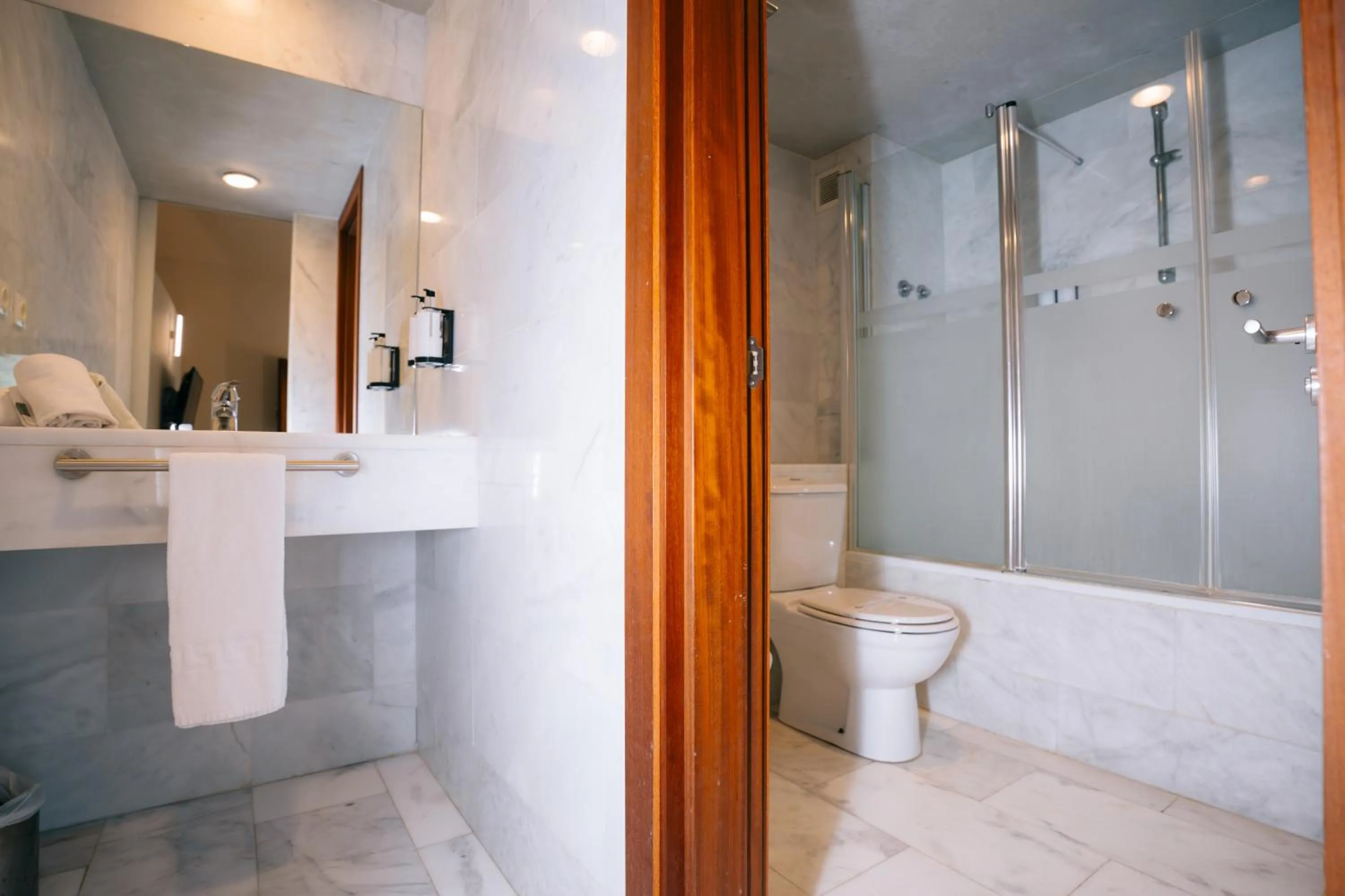 Shower in Hostatgeria de Poblet