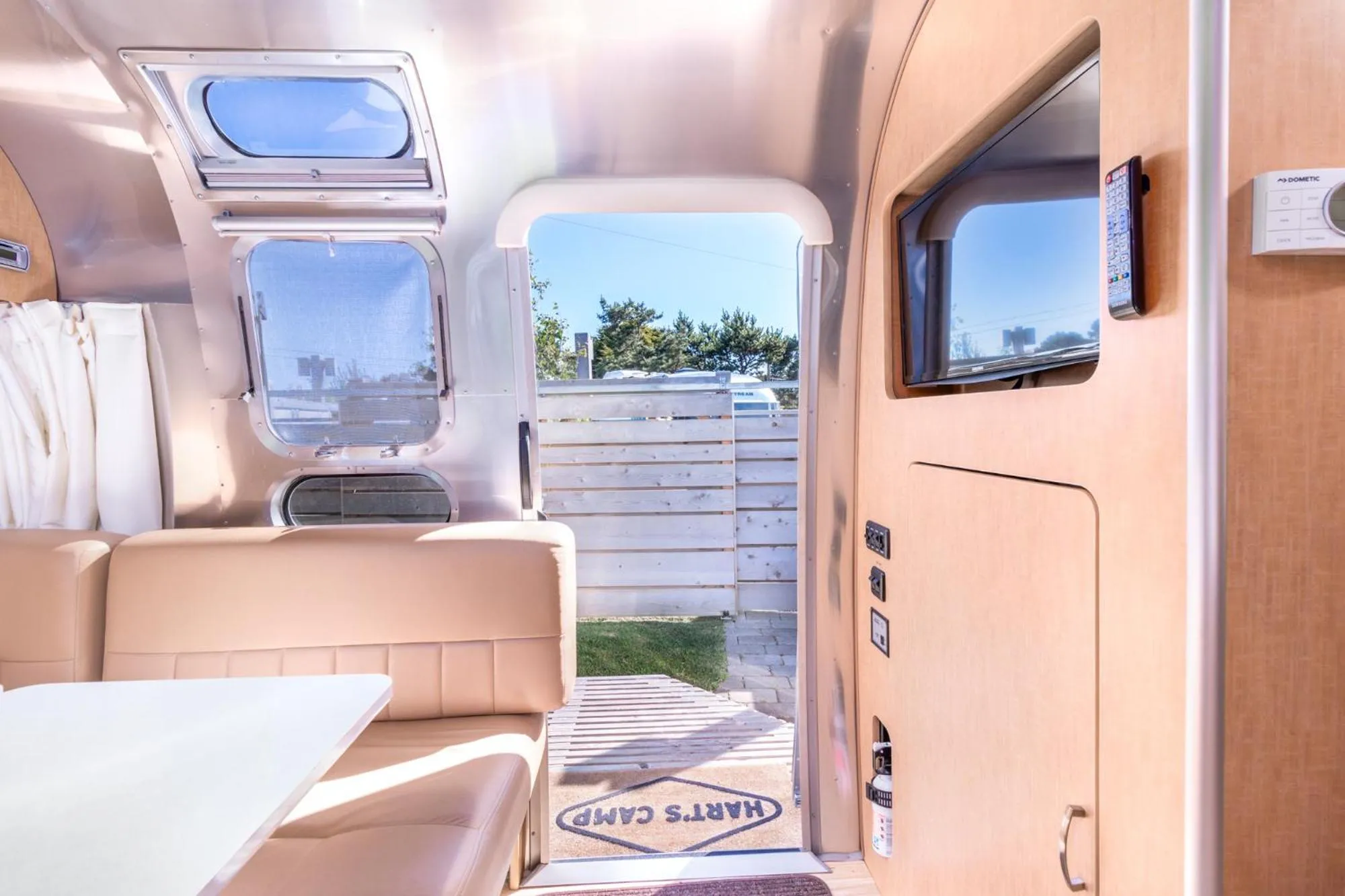 TV and multimedia in Hart’s Camp Airstream Hotel & RV Park