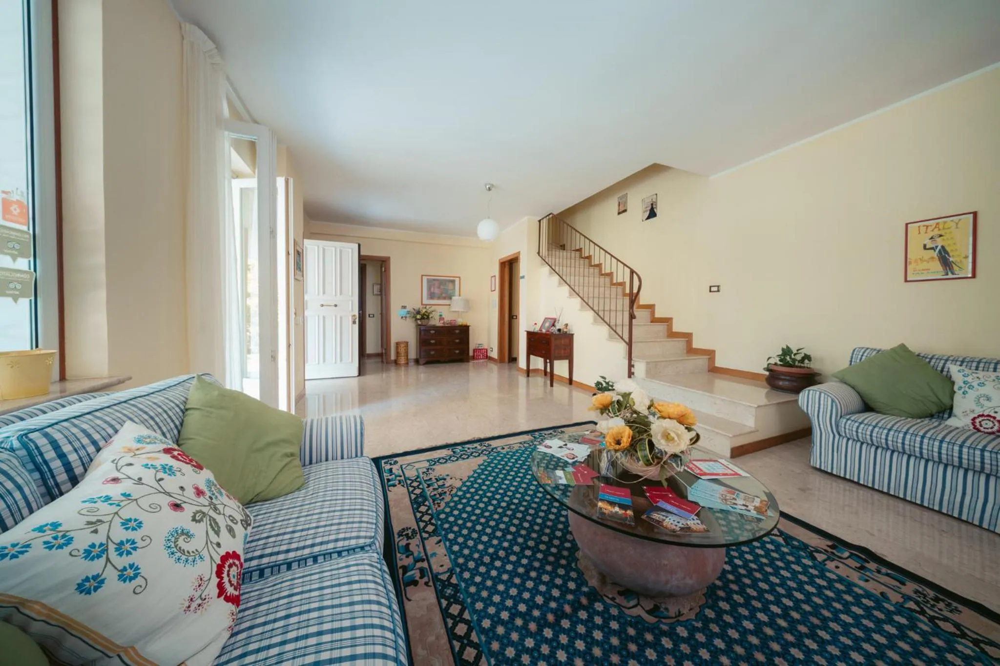 Communal lounge/ TV room in Inn Rome B&B