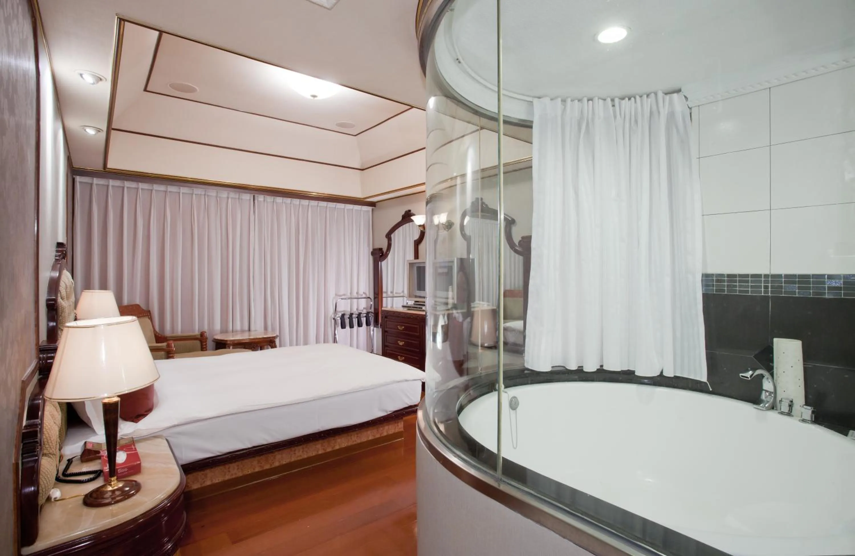 Bathroom, Bed in Charming City Songshan Hotel
