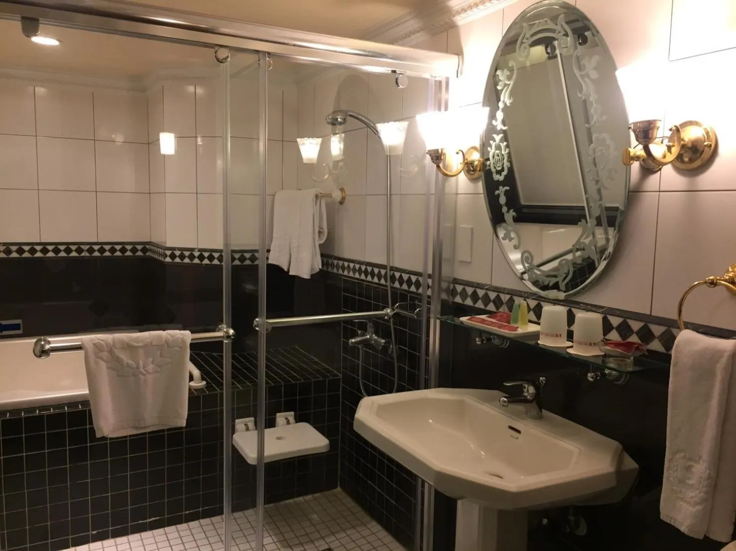 Bathroom in Charming City Songshan Hotel