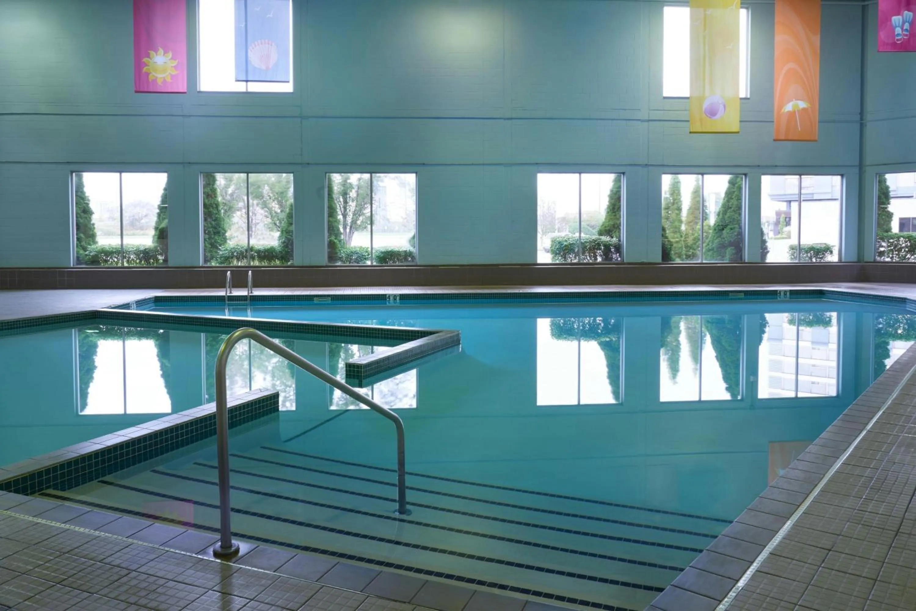 Swimming pool in Delta Hotels by Marriott Toronto Airport & Conference Centre