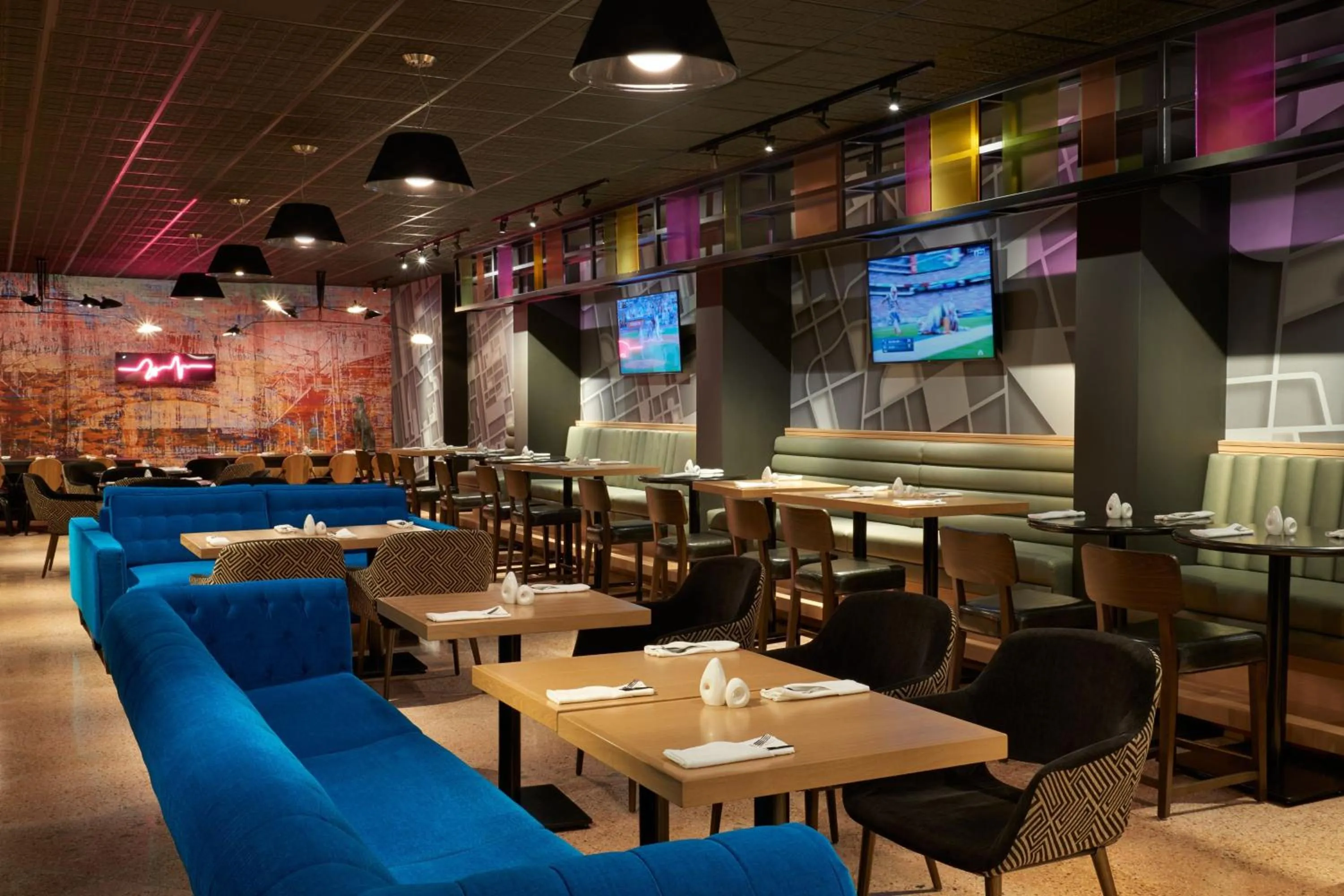 Lounge or bar in Delta Hotels by Marriott Toronto Airport & Conference Centre
