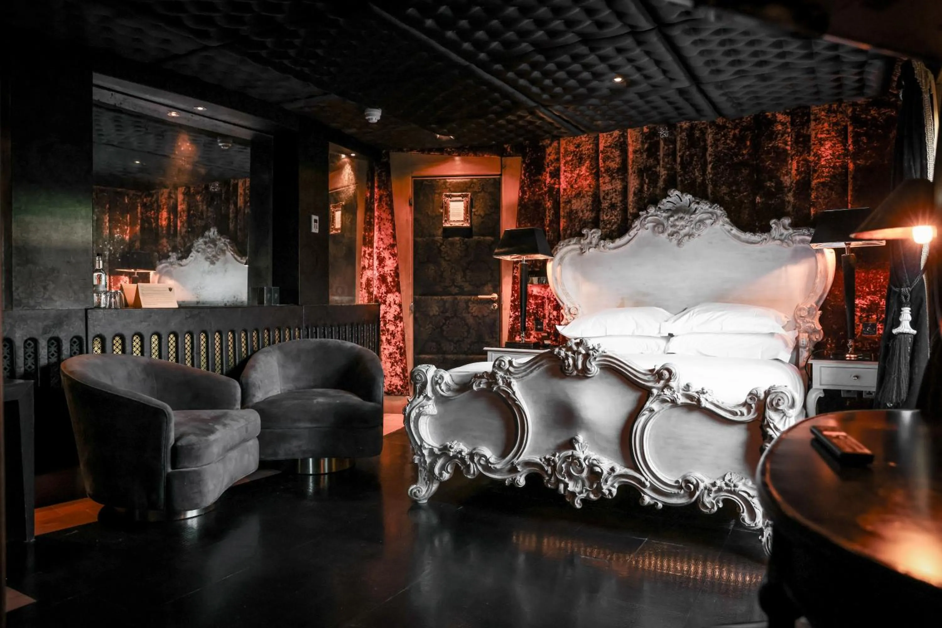 Bed in Crazy Bear Stadhampton