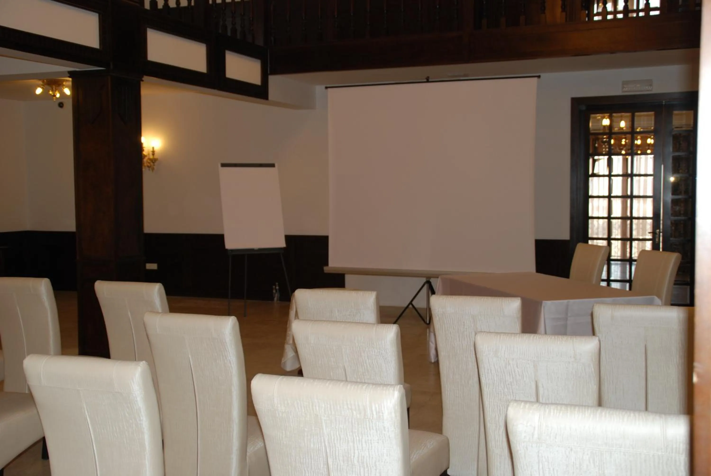 Business facilities in Hanul Domnesc