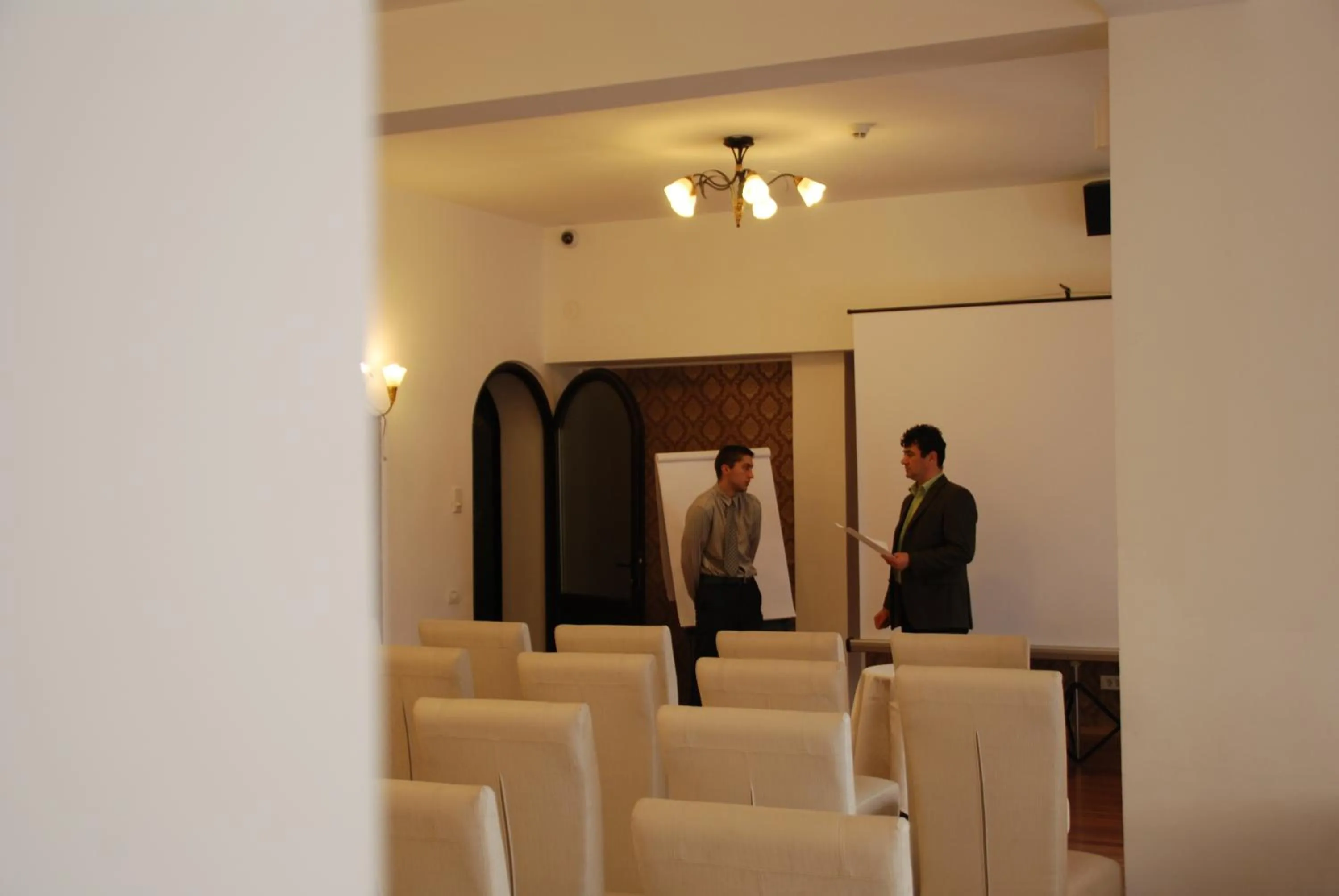 Business facilities in Hanul Domnesc