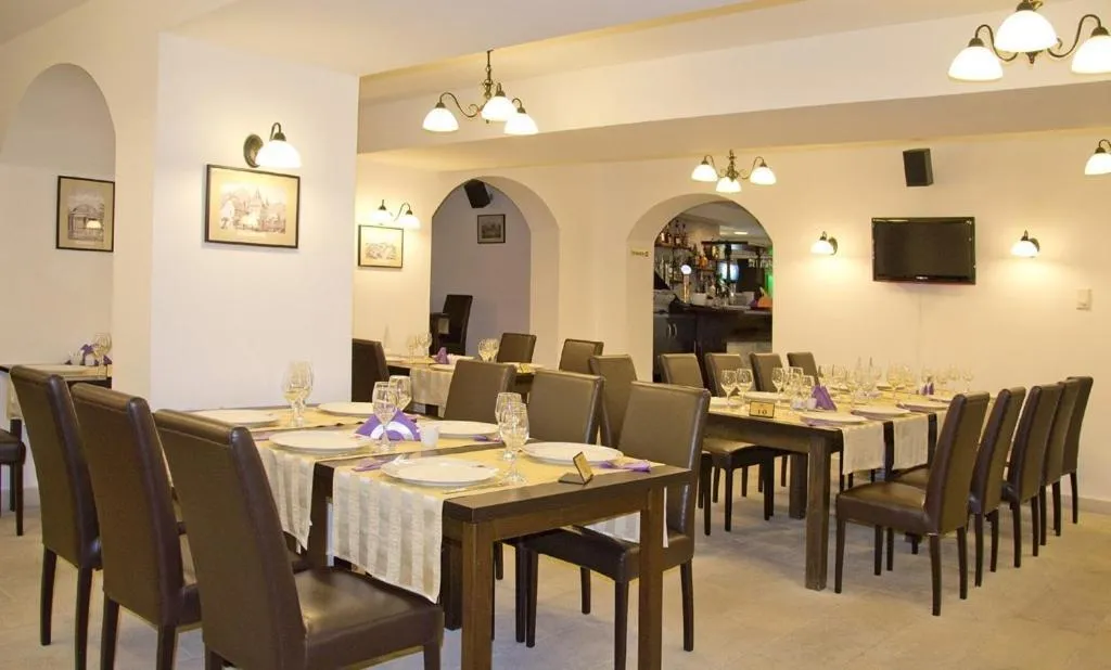 Restaurant/places to eat in Hanul Domnesc