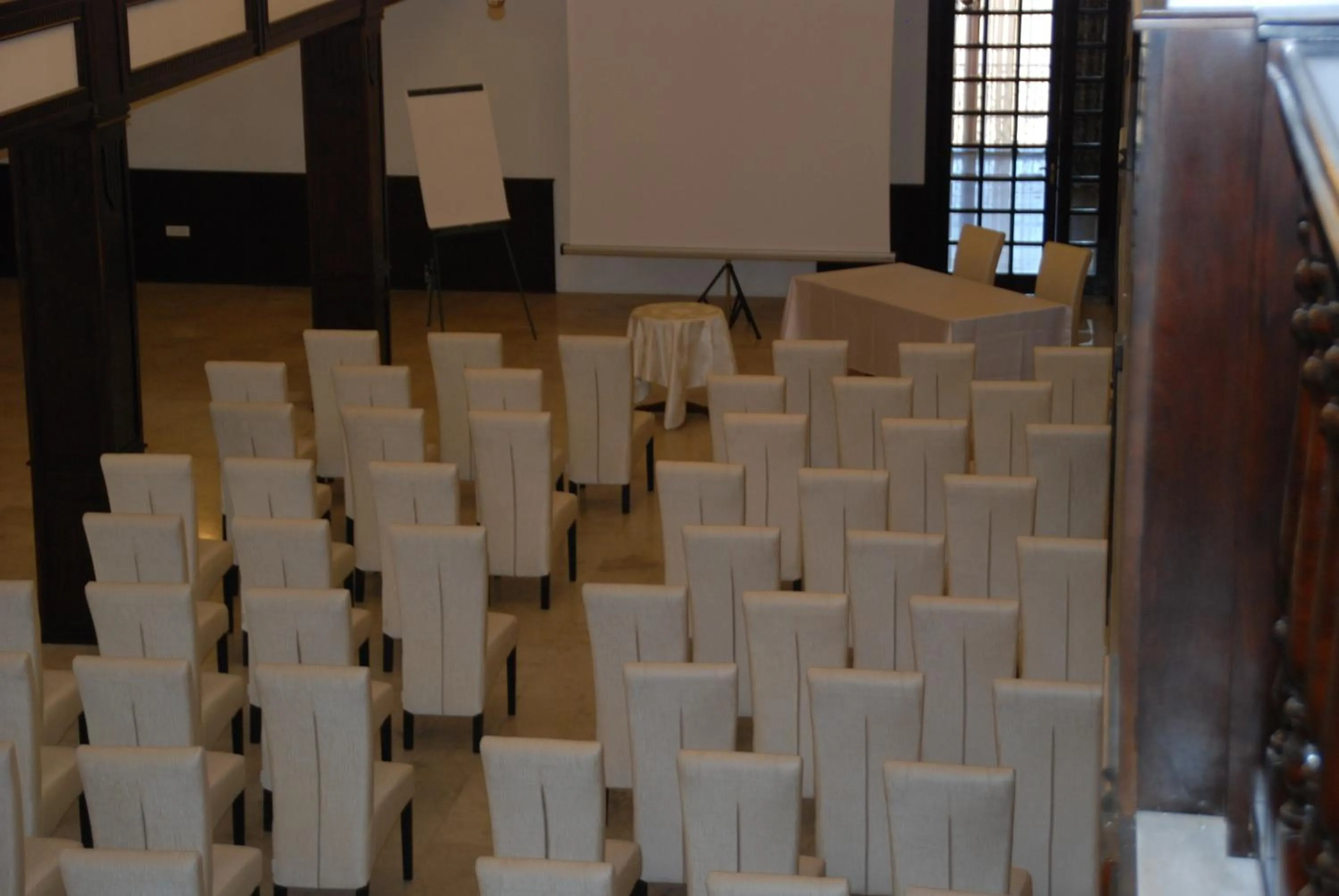 Business facilities in Hanul Domnesc