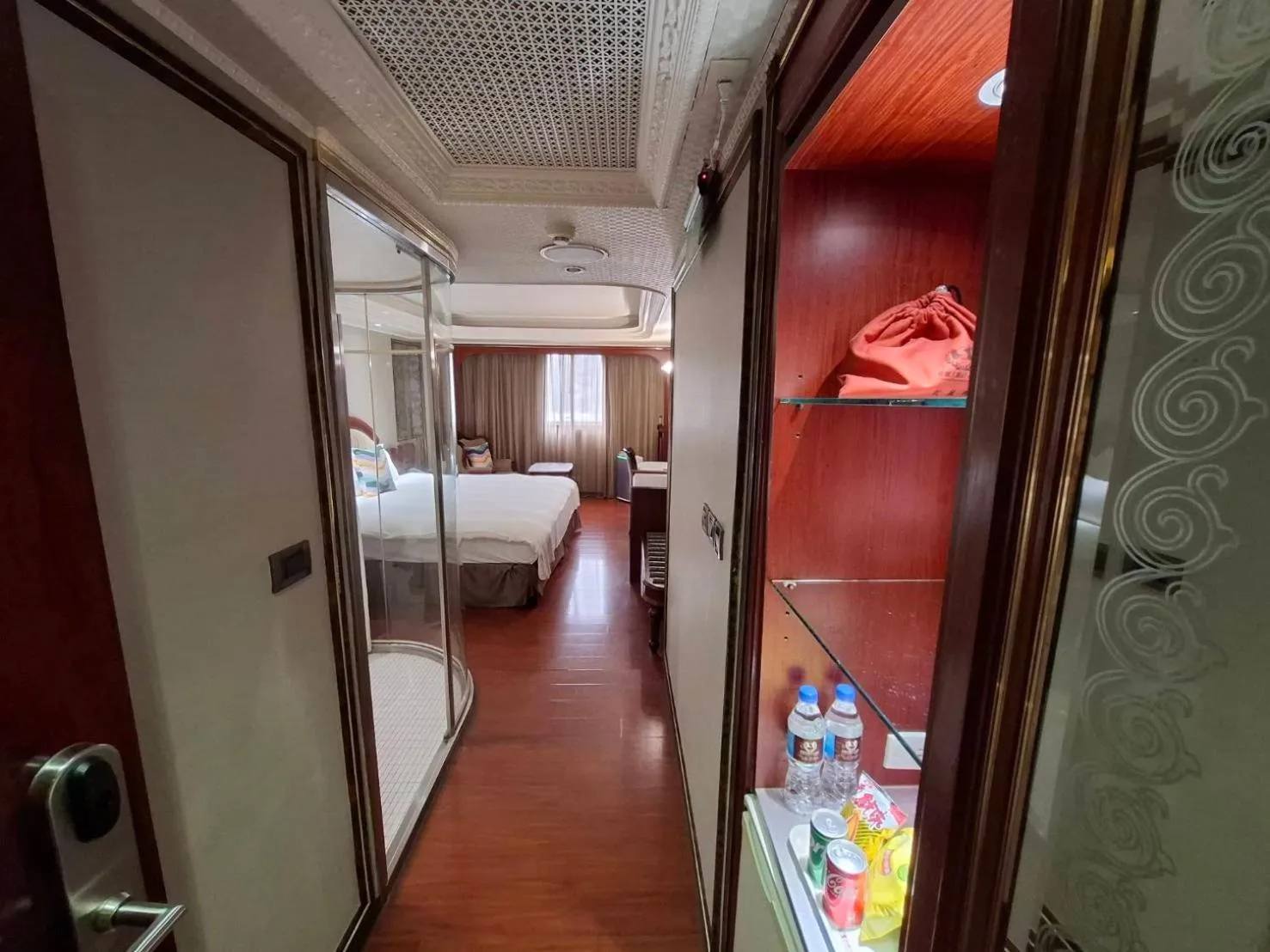 Photo of the whole room, Bed in Happiness Hotel