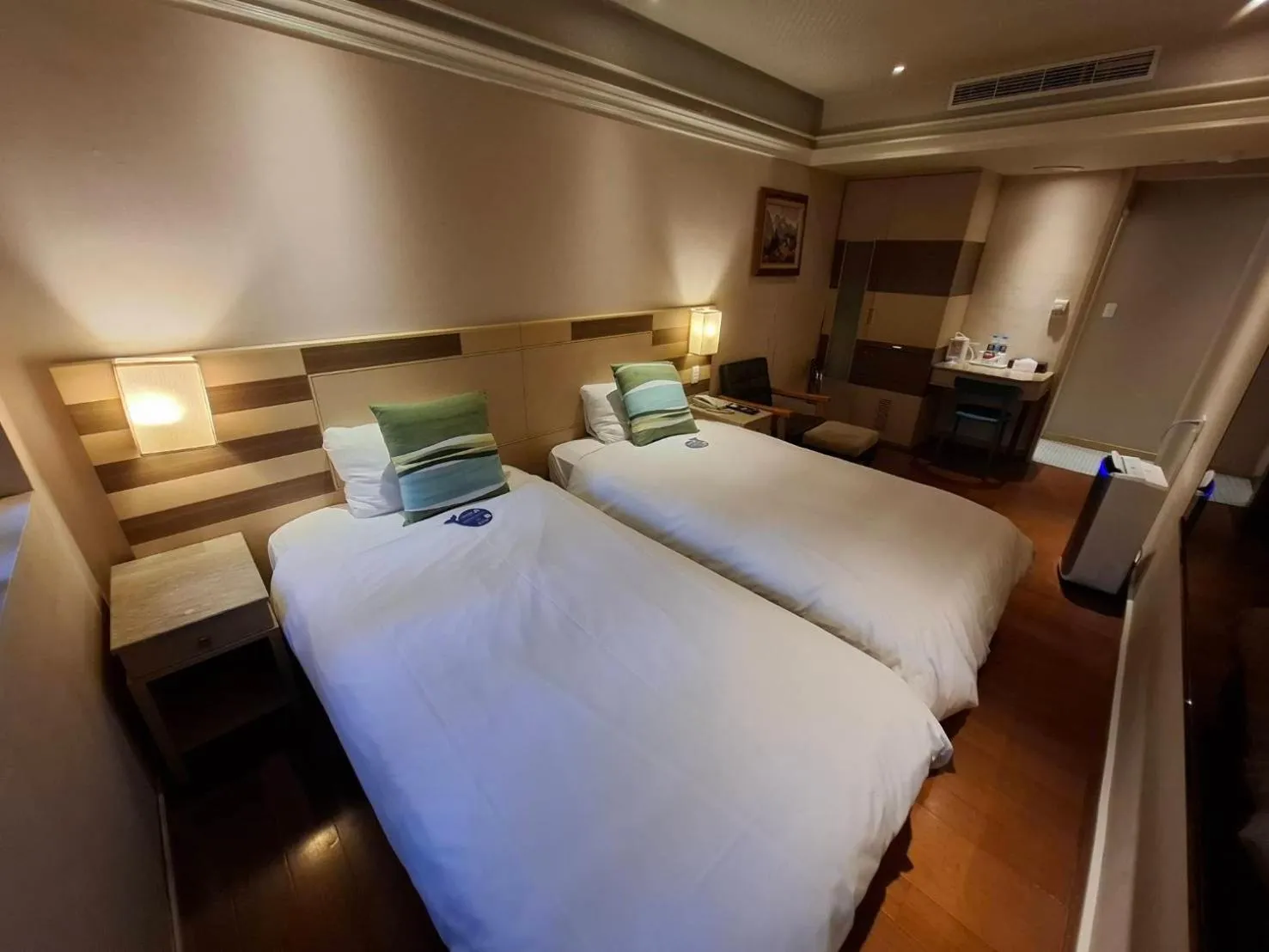 Photo of the whole room, Bed in Erin Hotel